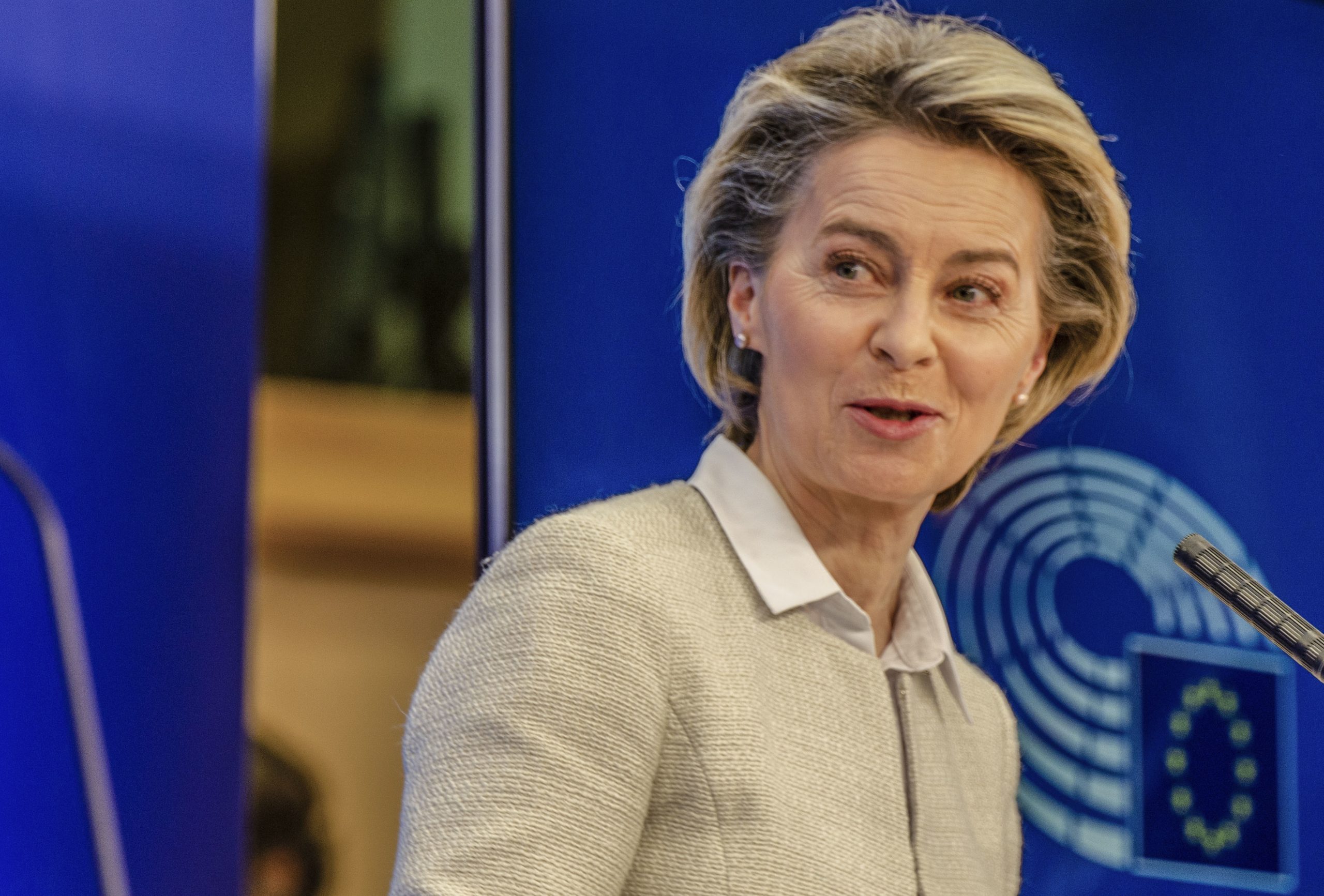 Von der Leyen desconhece acordos bilaterais entre Estados-membros e farmacêuticas