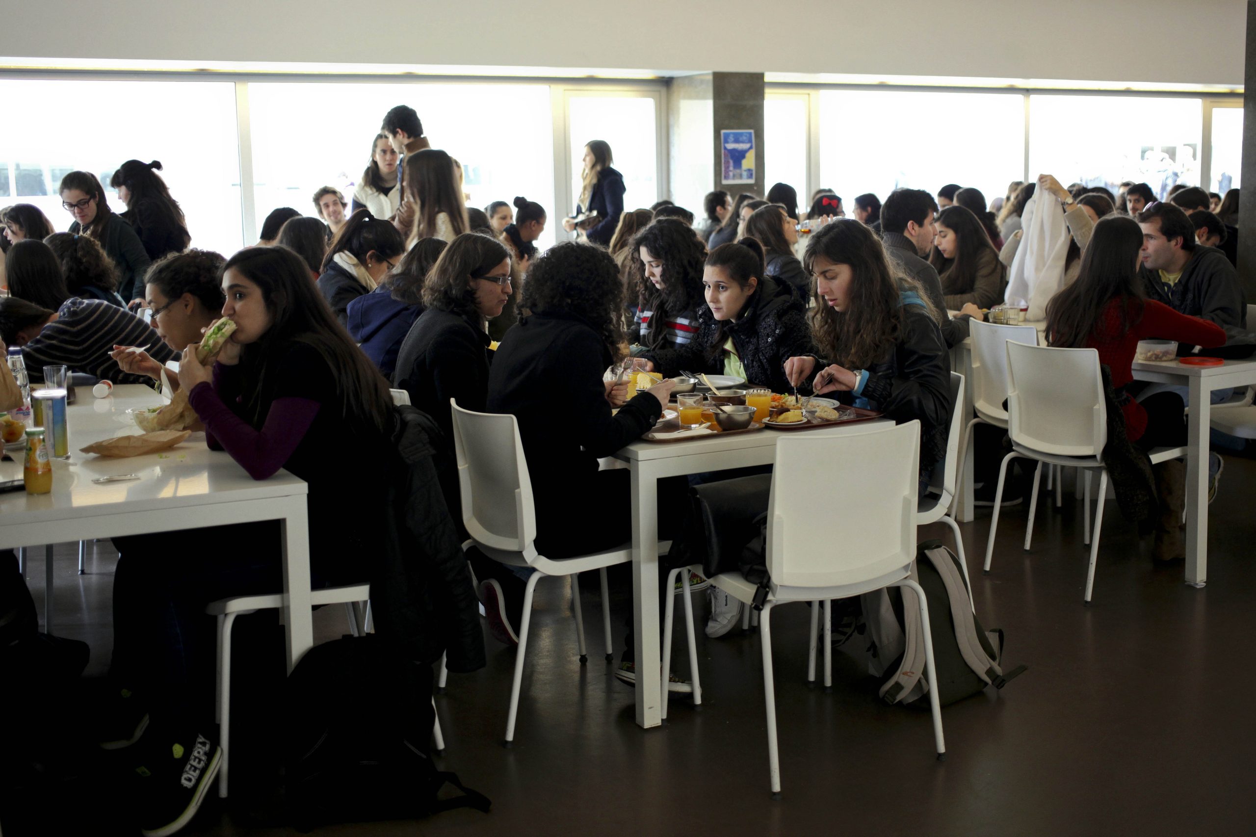 Dezenas de alunos do superior contestaram hoje preços “incomportáveis” nas cantinas