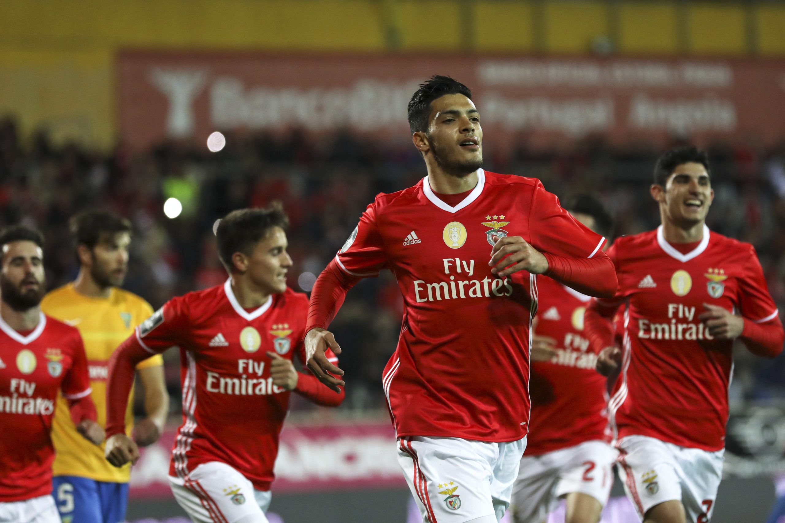 Novas restrições a clubes chineses abortaram transferência de benfiquista Jimenez