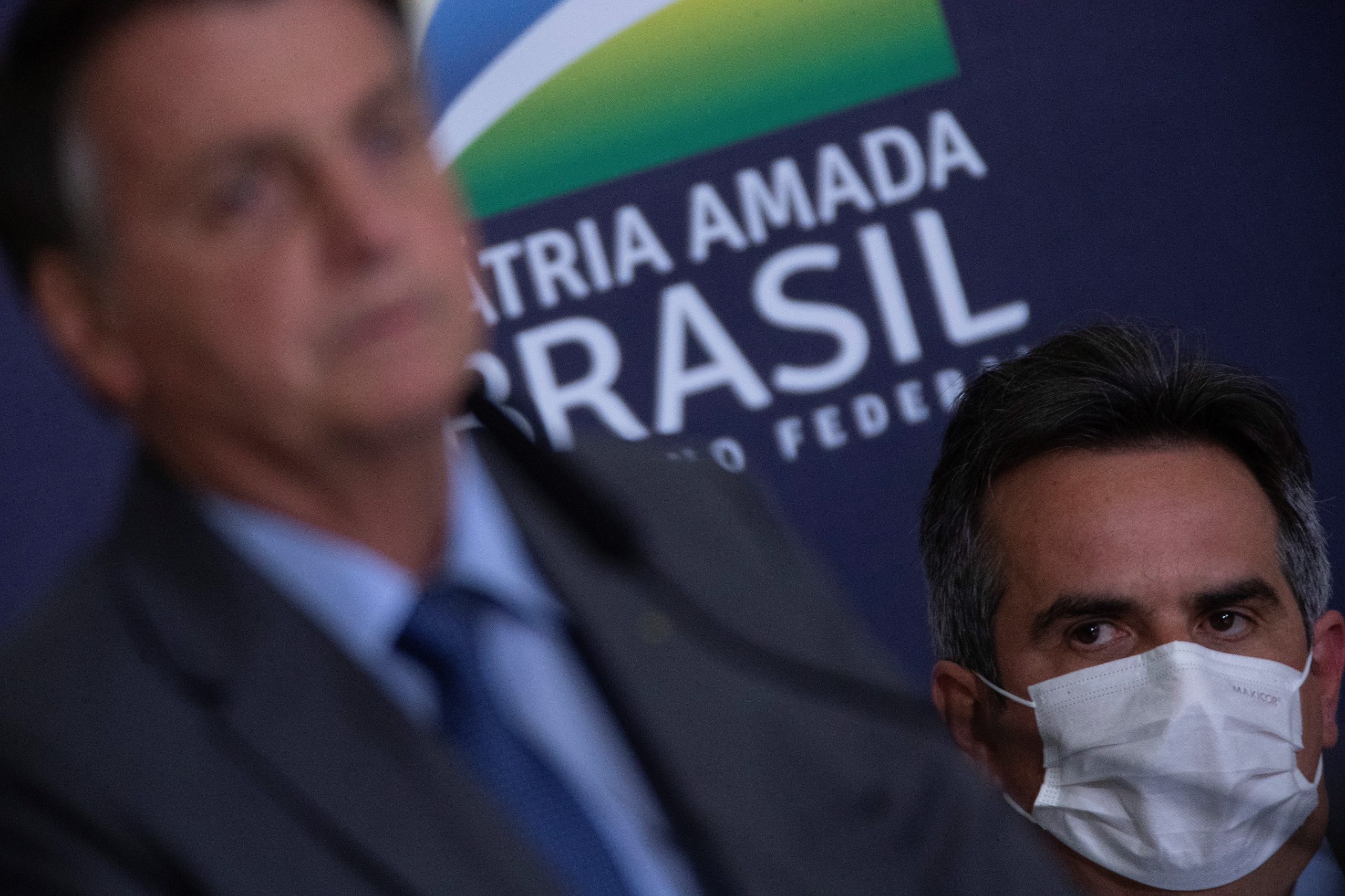 Jair Bolsonaro bloqueia críticos em redes sociais. ONG diz que está a violar liberdade de expressão