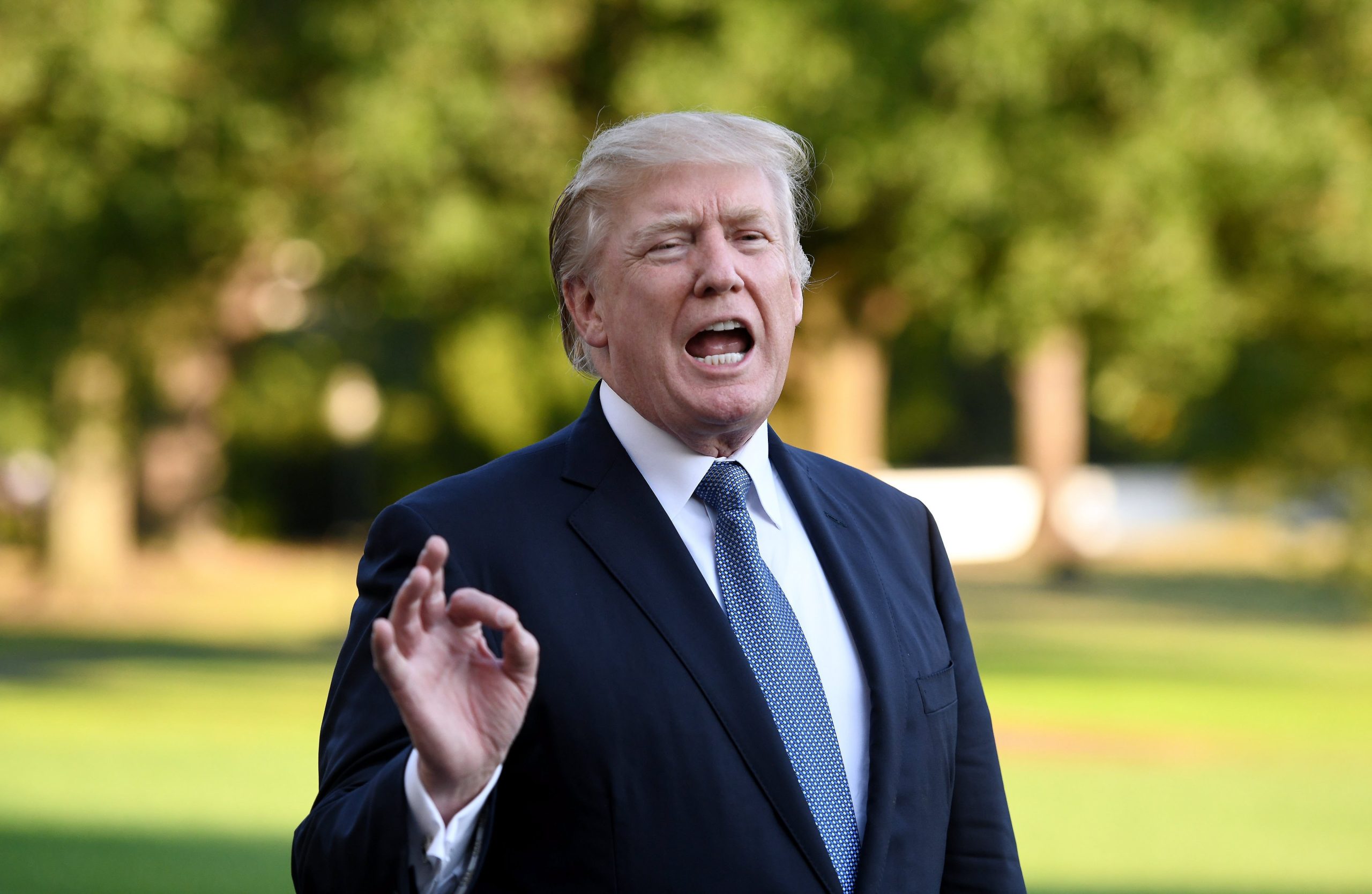 Porto Rico: Ao distribuir mantimentos, Trump lança rolos de papel como se fossem uma bola de basquetebol