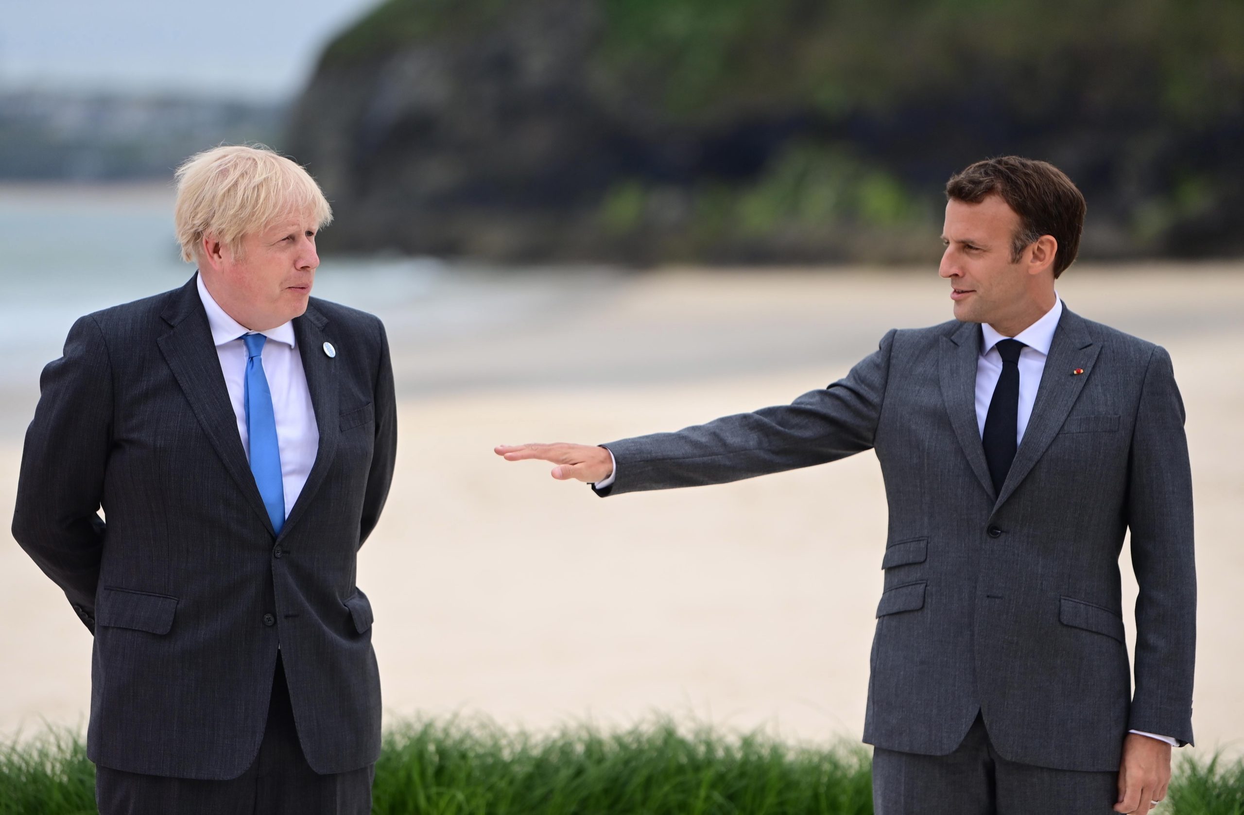 Macron e Johnson prosseguem negociações para sanar conflito em torno das pescas