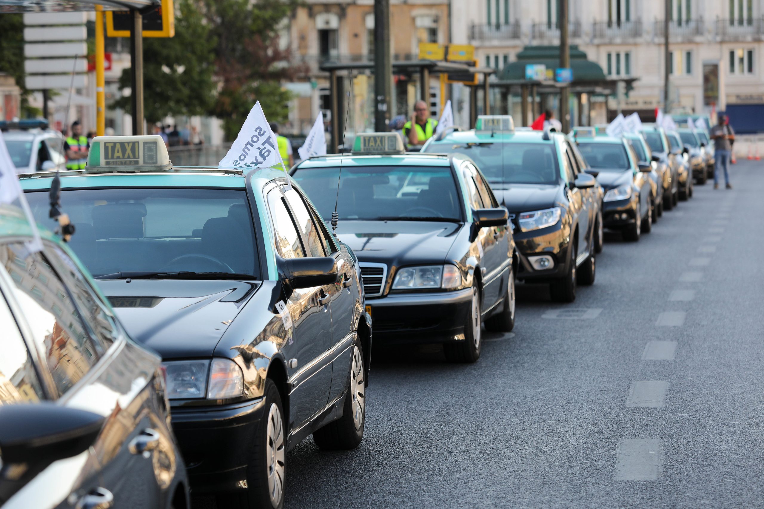 Quatro suspeitos de roubos a taxistas em prisão preventiva