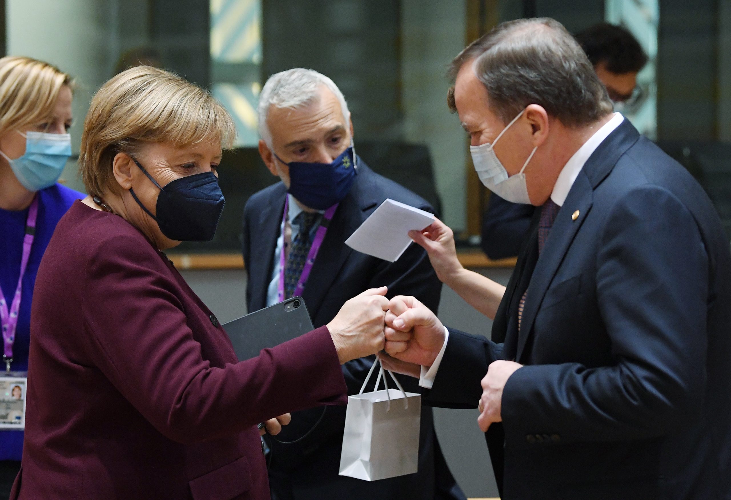 Líderes europeus prestam homenagem ao espírito de compromisso de Angela Merkel