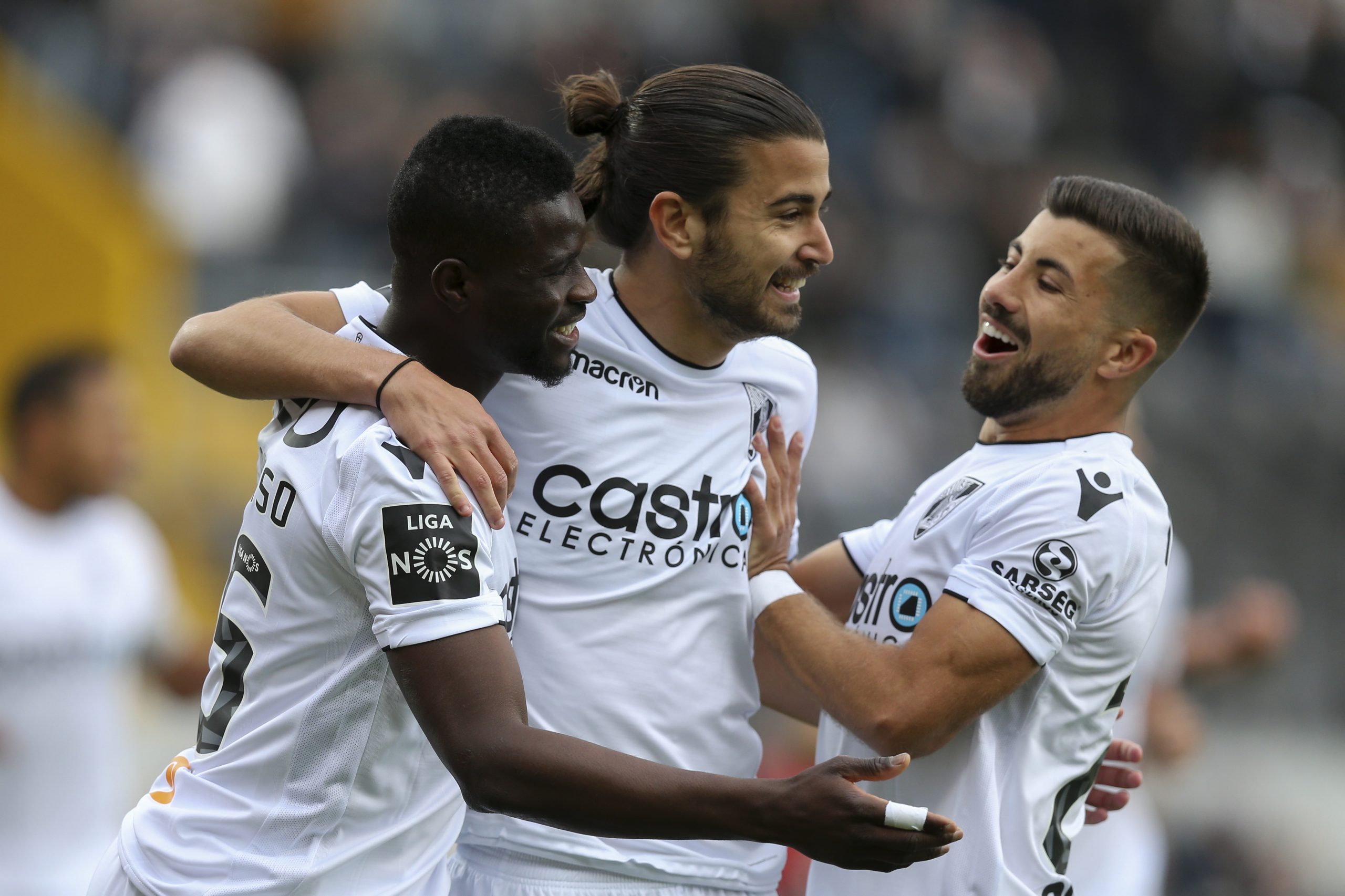 Vitória de Guimarães goleia Desportivo de Chaves e sobe a quinto