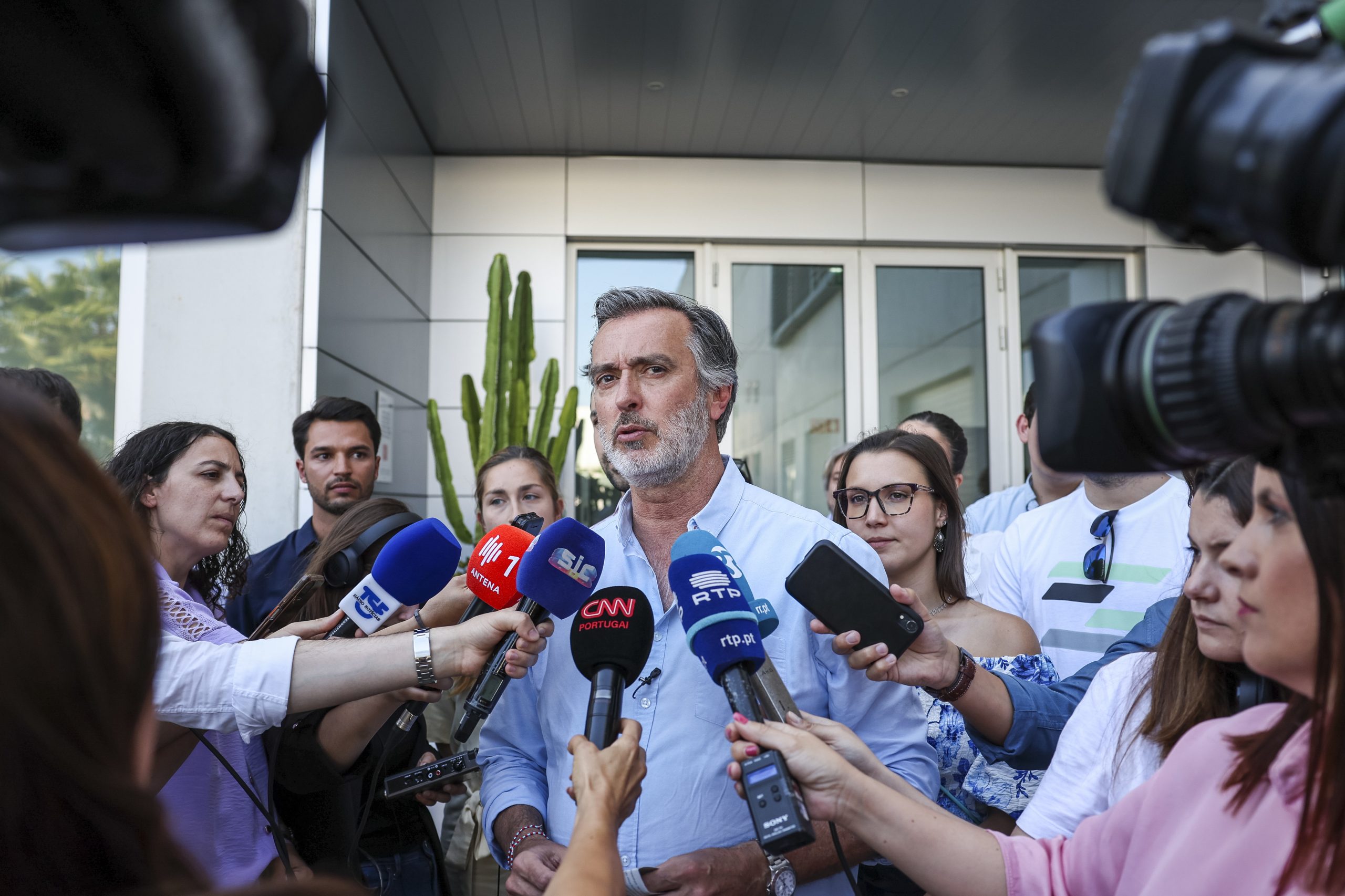 Cotrim Figueiredo critica falta de transparência de Marques Mendes, que se diz disponível para revelar clientes da empresa familiar