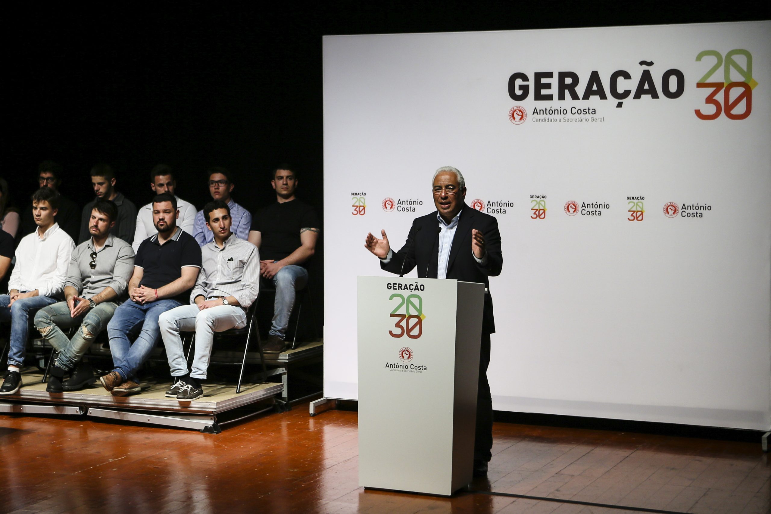 Costa desafia militantes a entenderem-se e definir estratégias para a próxima década