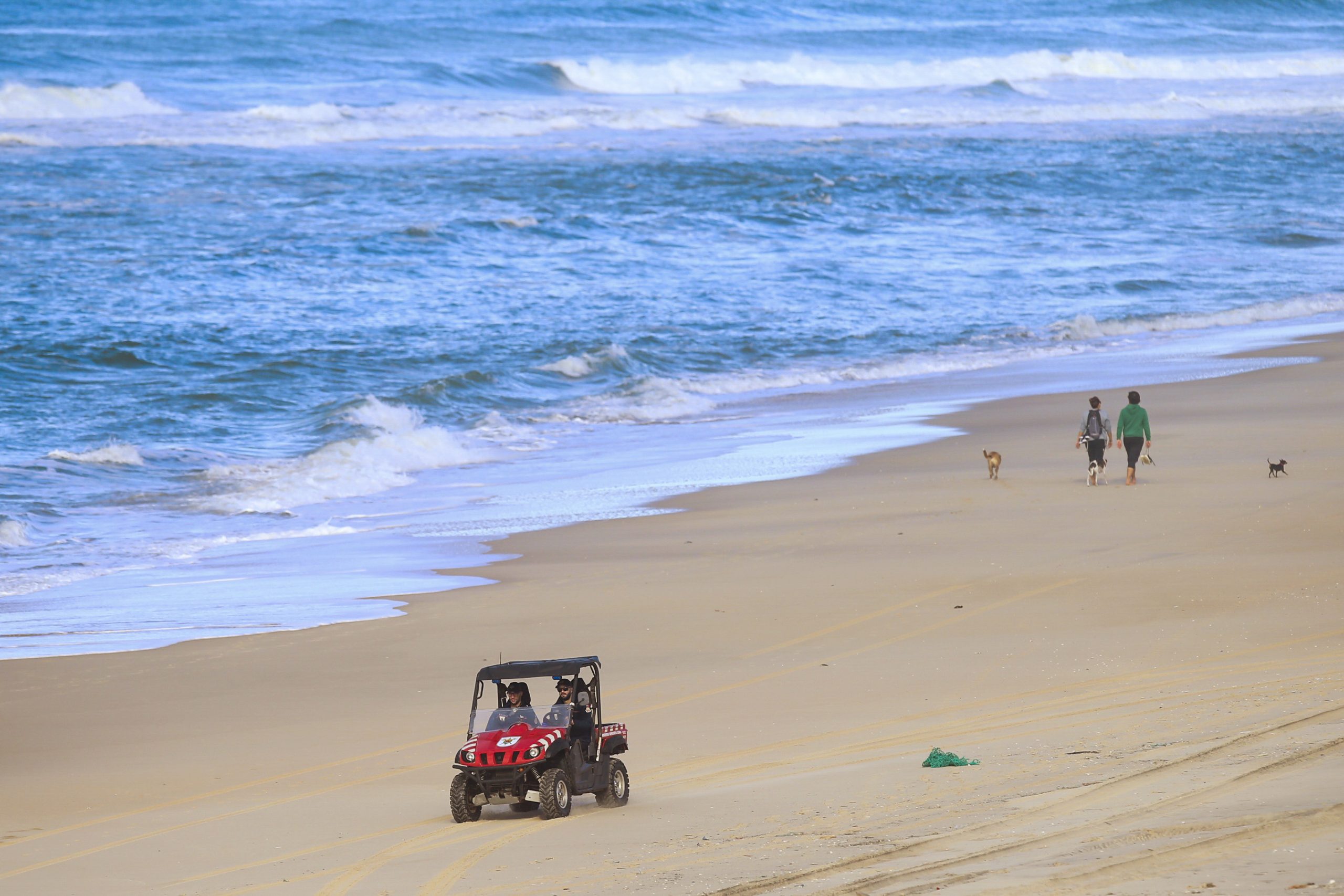 Praia da Nazaré vai continuar interditada a banhos até novas análises à água