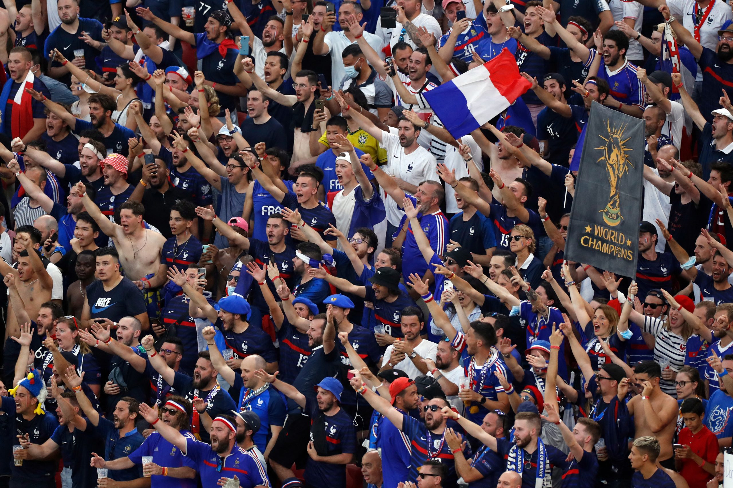 Separadas por duas letras… e por 643 quilómetros. Adeptos franceses falharam jogo ao marcar viagem para Bucareste — quando a partida aconteceu em Budapeste