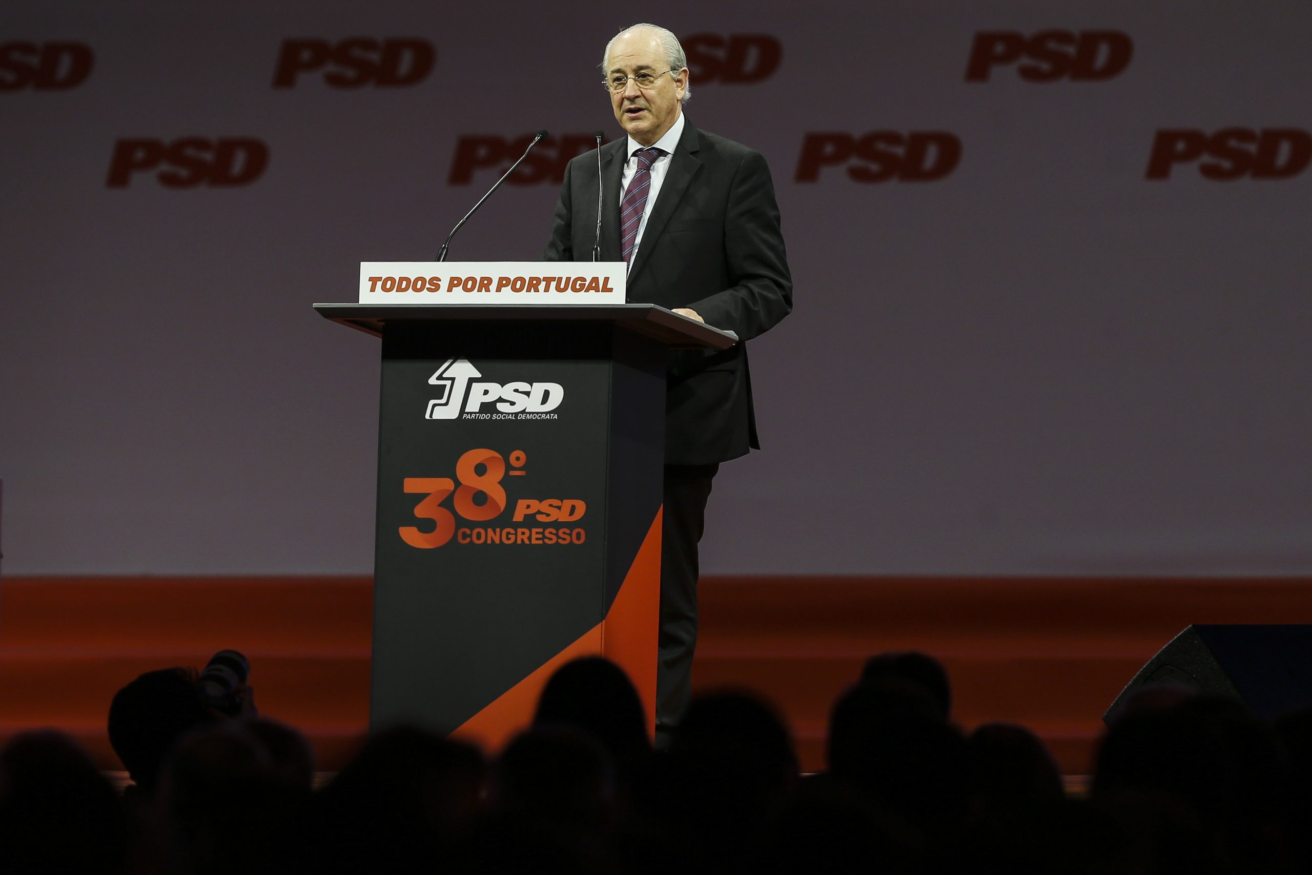 Nem oposição “bota-abaixo” nem uma “agência de empregos políticos”. Esta é a mensagem de Rio no Congresso do PSD