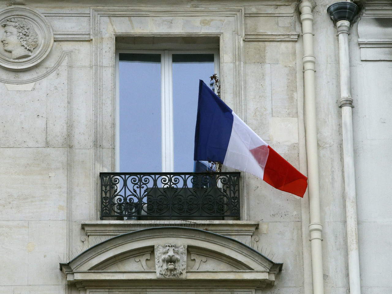 “É uma manifestação de polícias ou do povo?”. No Dia do Trabalhador em Paris, populares entraram em confronto com as autoridades