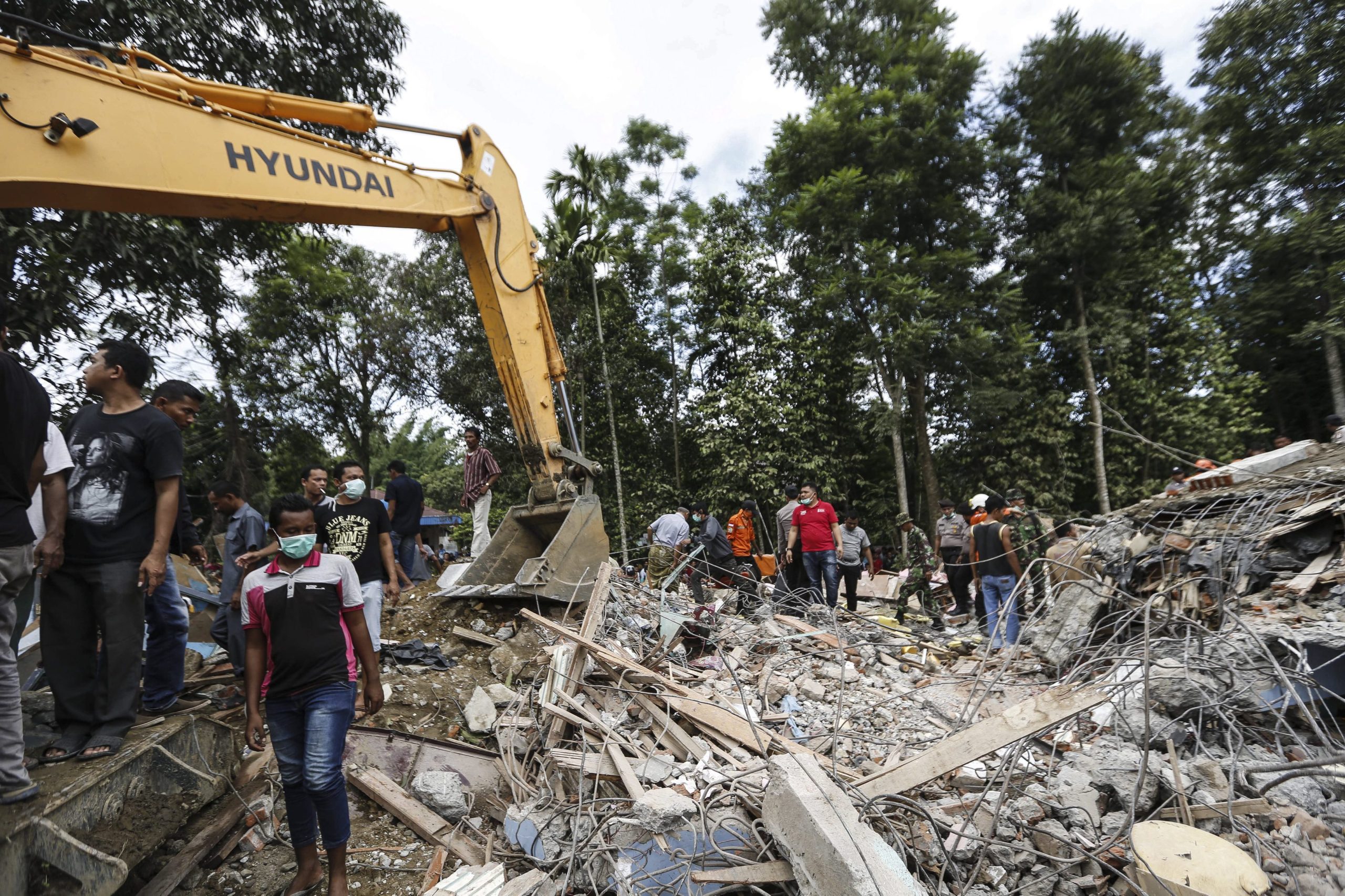 Sismo na Indonésia: confirmados 97 mortos