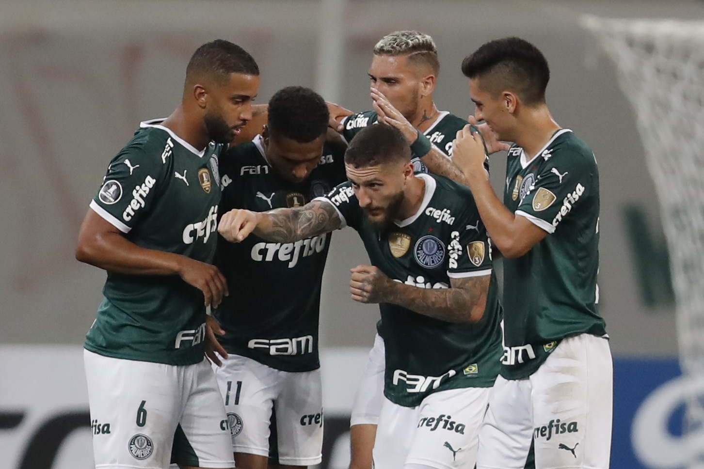 Palmeiras estreia-se a vencer e tira Corinthians da liderança do Brasileirão