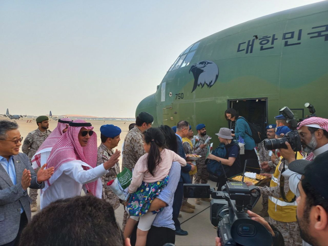 Barco com mais de mil civis em fuga do Sudão chega à Arábia Saudita