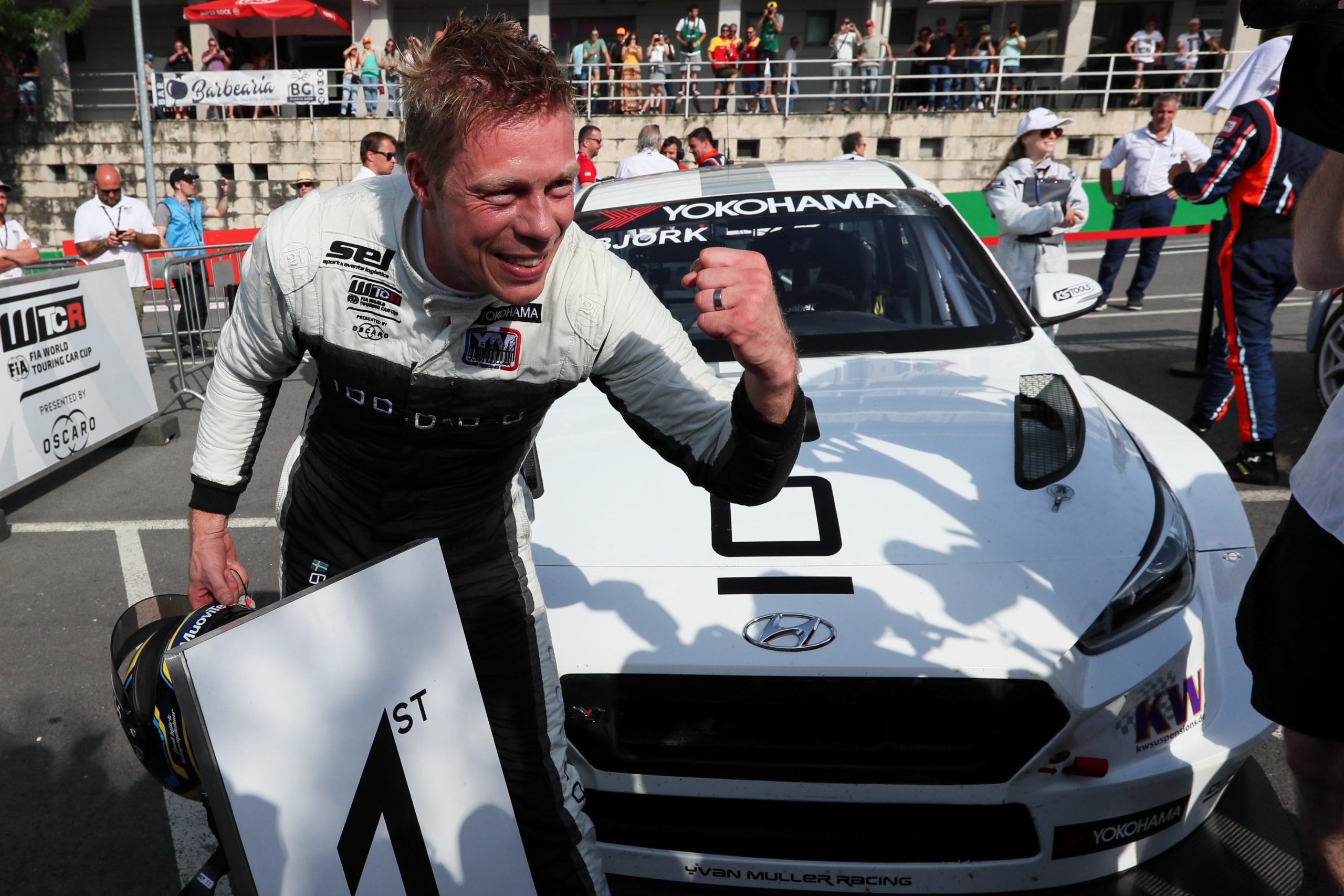 Bjork vence corrida principal mas Muller sai de Vila Real na frente do WTCR