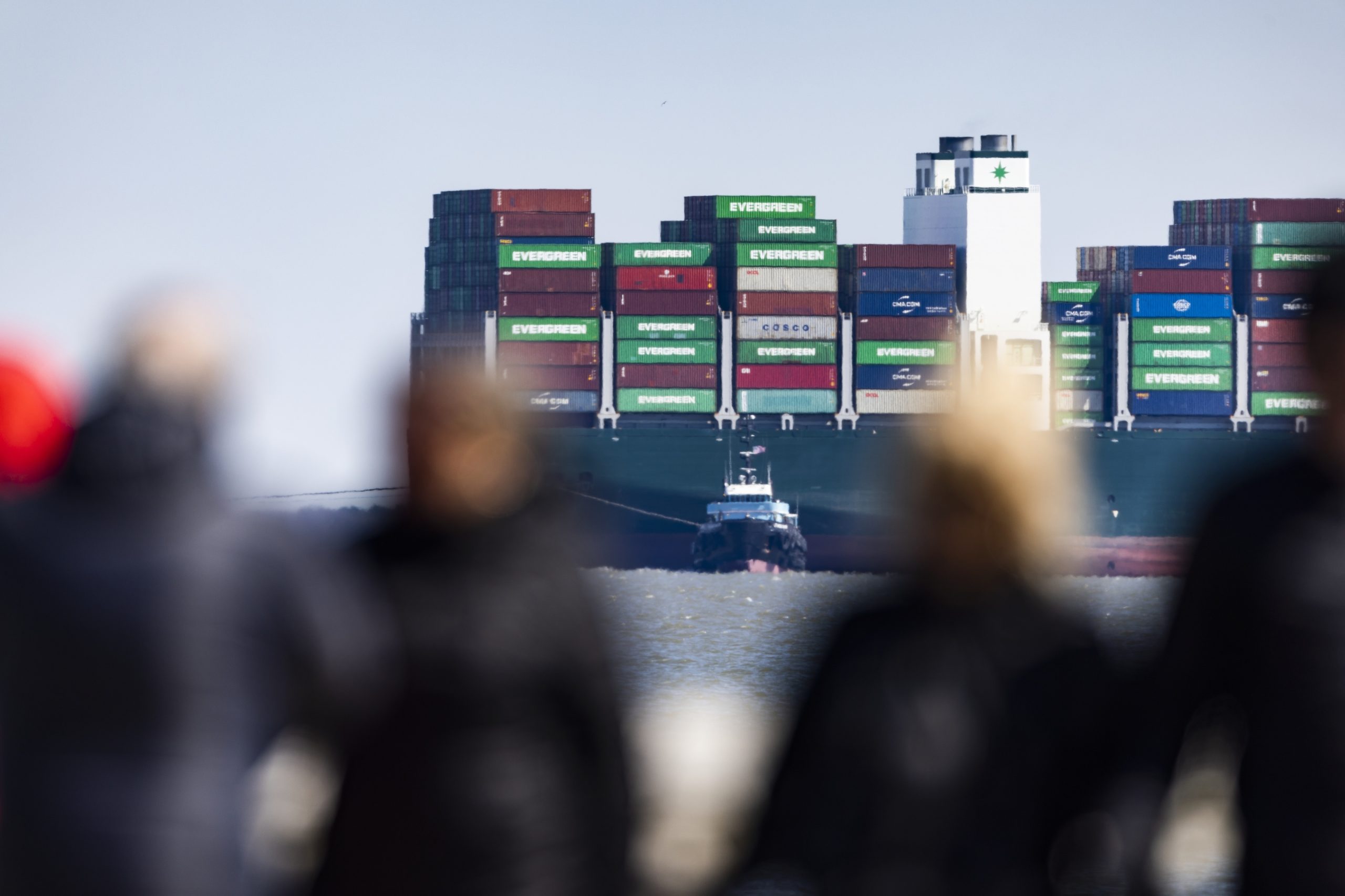 Navio foi desencalhado e tráfego do canal de Suez foi normalizado