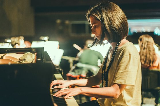 “Acredito muito mais na humildade do que nas divas deste mundo”. Joana Gama fecha capítulo em torno de Erik Satie com álbum “Arcueil”