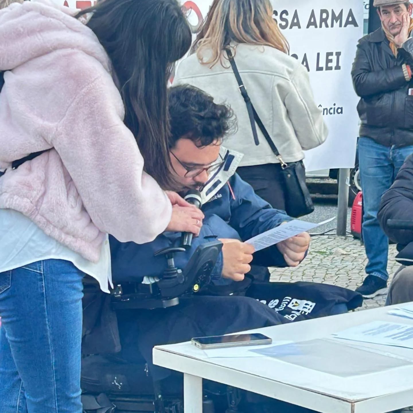 Pessoas com deficiência protestaram em frente à Assembleia da República
