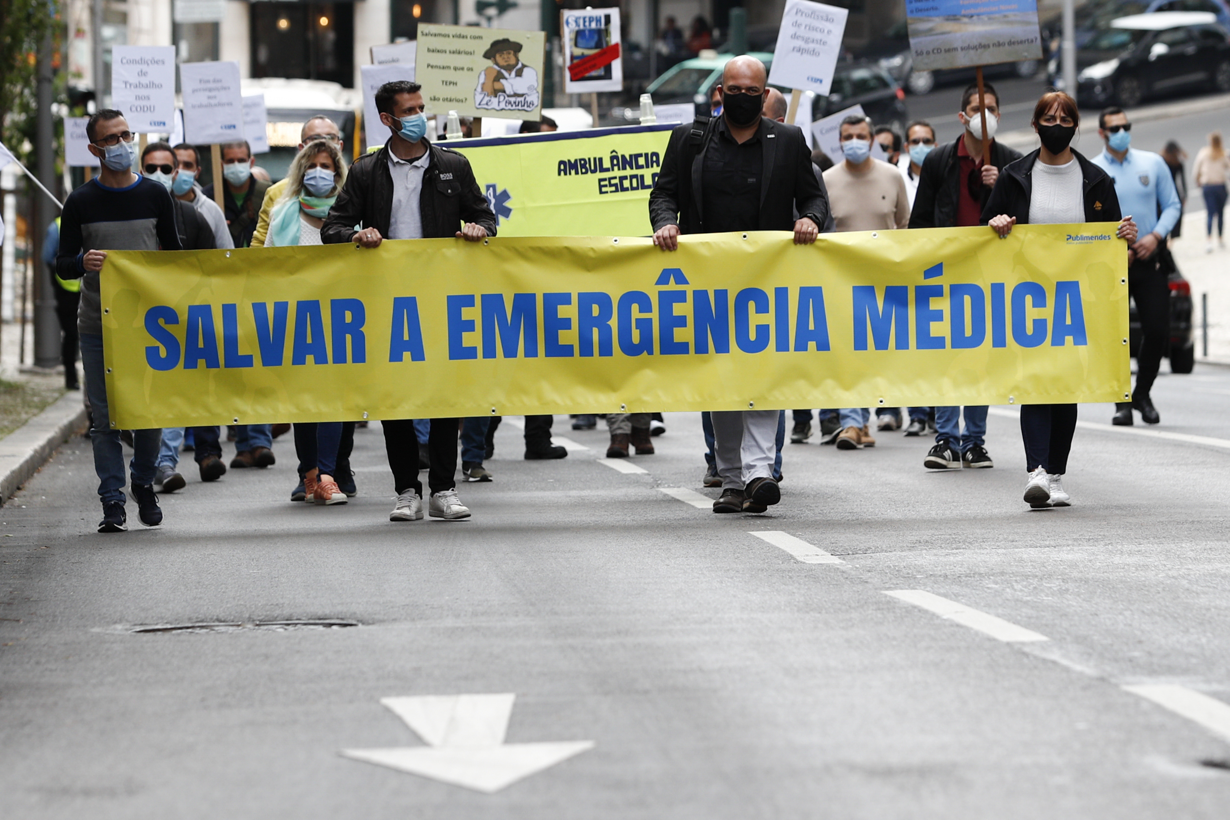 Técnicos de emergência pré-hospitalar em greve manifestam-se hoje junto ao parlamento