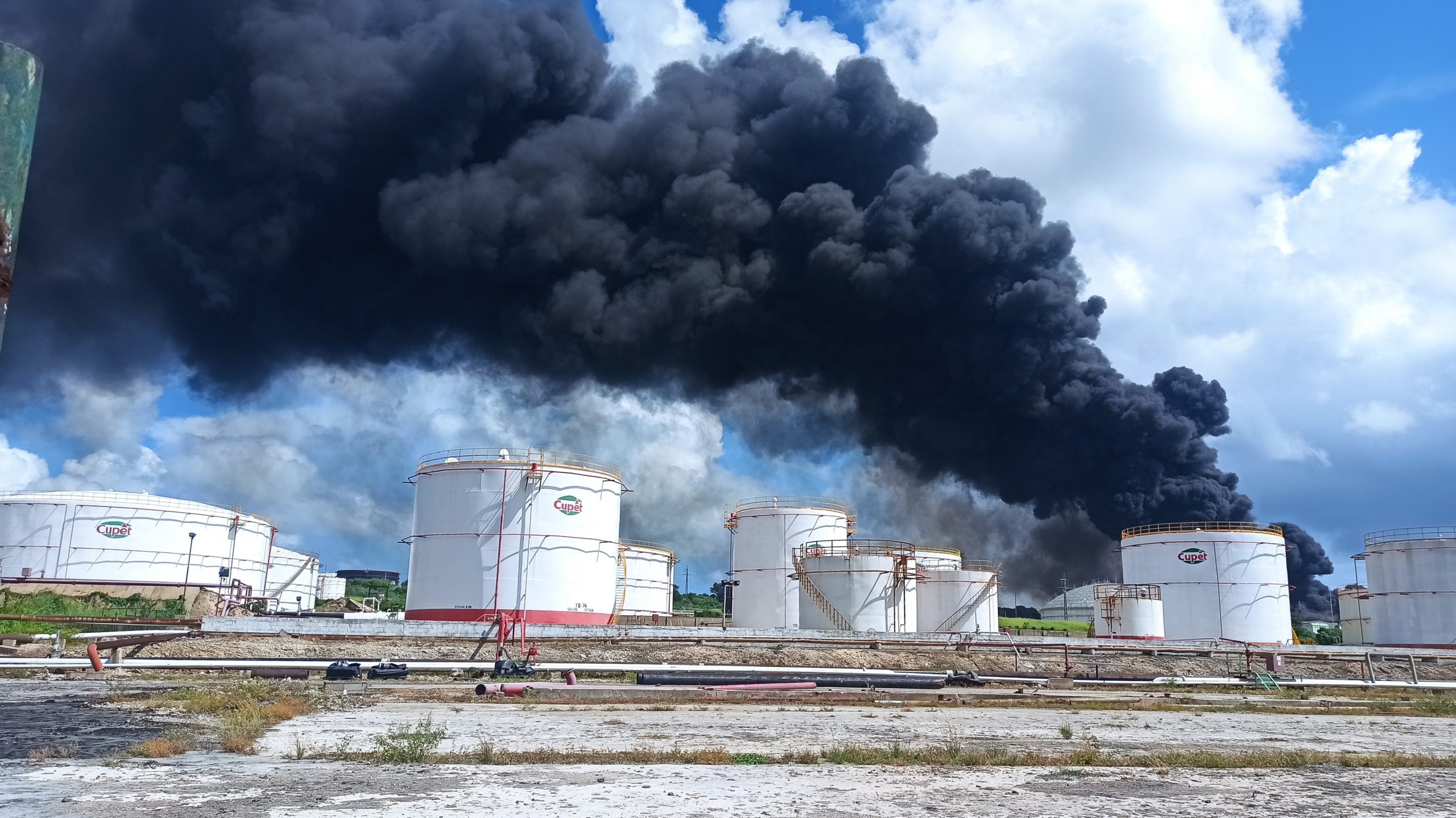 Incêndio em instalação de armazenamento de petróleo em Cuba alastra para quarto tanque