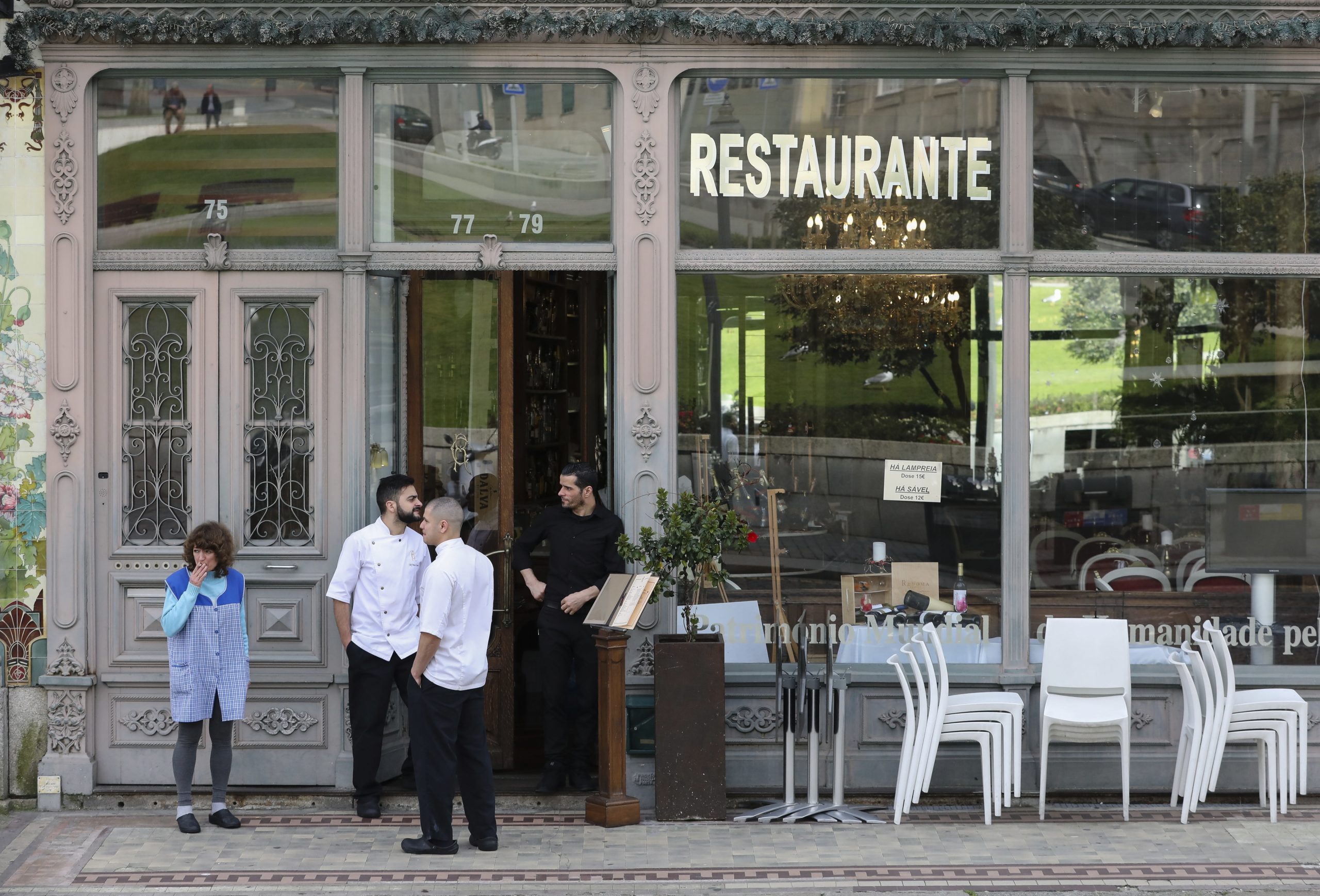 Fazer reserva, usar máscara, evitar buffets e ementas que andem de mão em mão. É assim que a restauração vai voltar a abrir portas