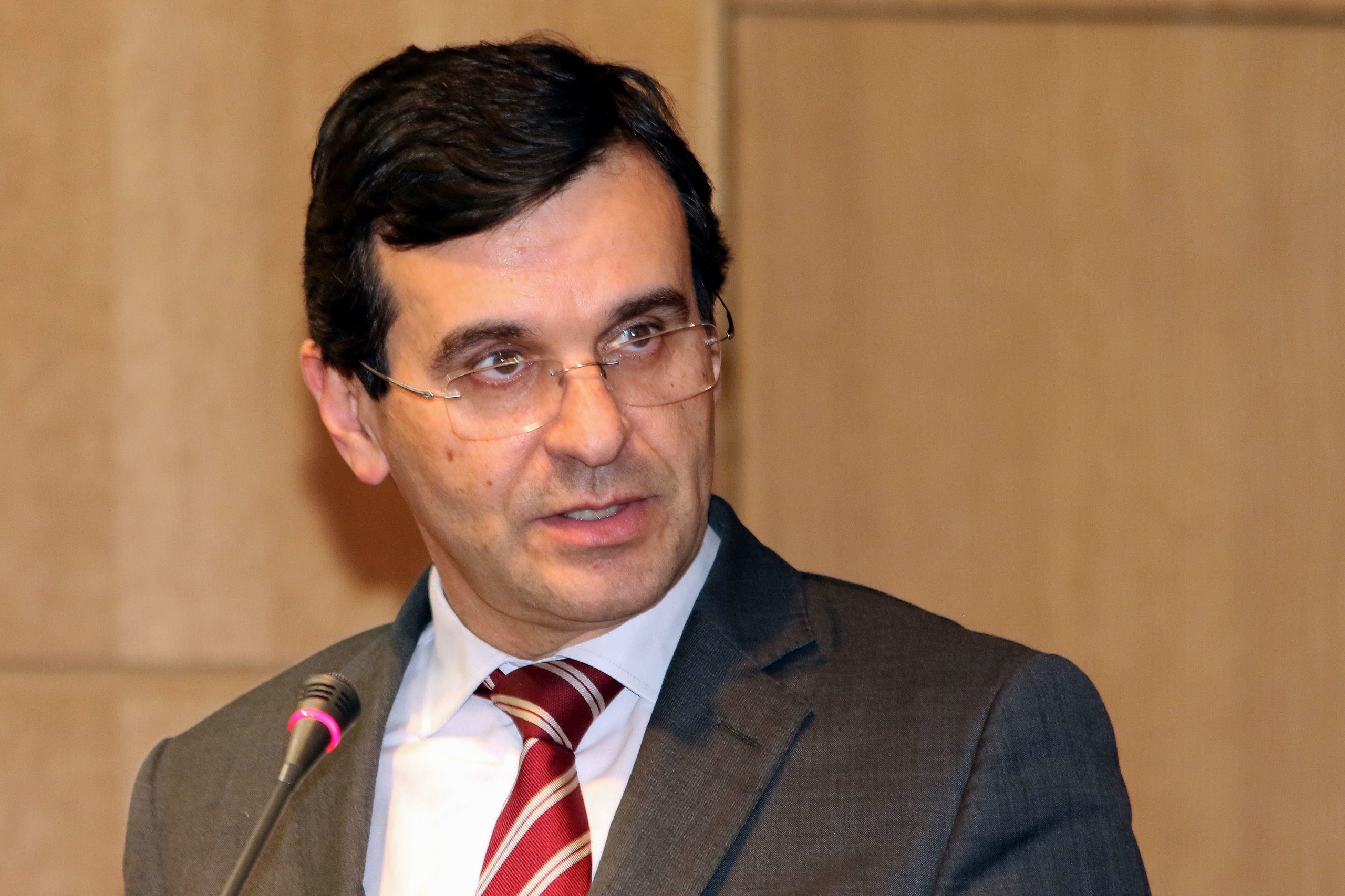 Ministro da Saúde admite má gestão e está menos otimista que Centeno