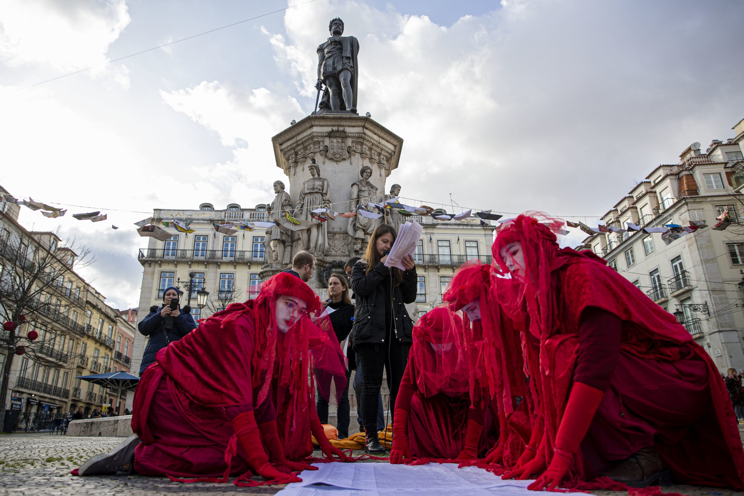 Luto contra o esquecimento. Lisboa lembra mortes de migrantes no Mediterrâneo com ação de rua