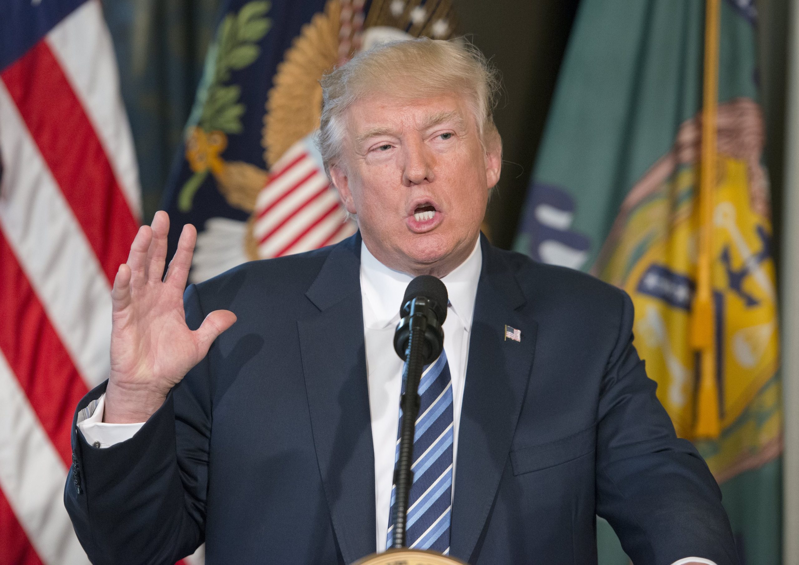 Trump avisa democratas: Obamacare precisa de fundos para sobreviver “ou morrerá bastante antes do que imaginaram”