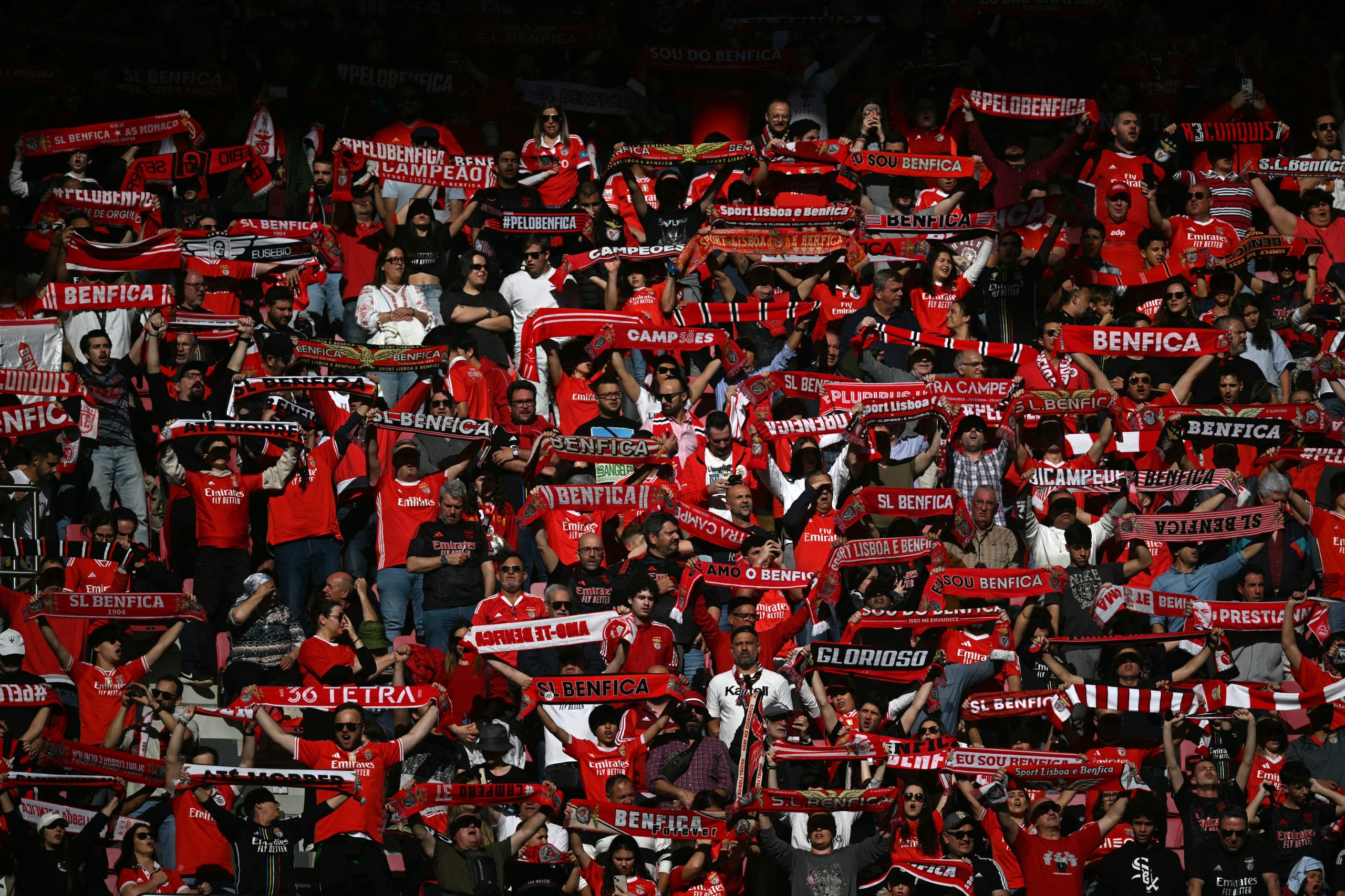 Benfica diz que adeptos “foram obrigados a descalçar-se sobre um chão molhado” no Dragão