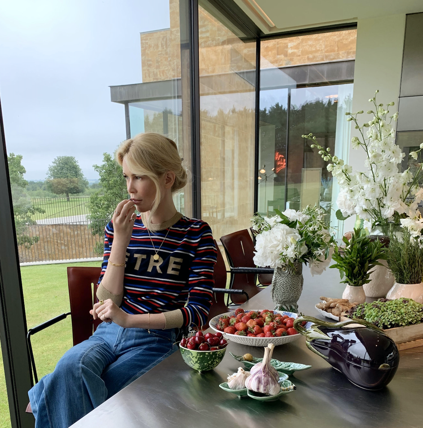 A primavera chegou nas peças de Claudia Schiffer para a Bordallo Pinheiro e Vista Alegre