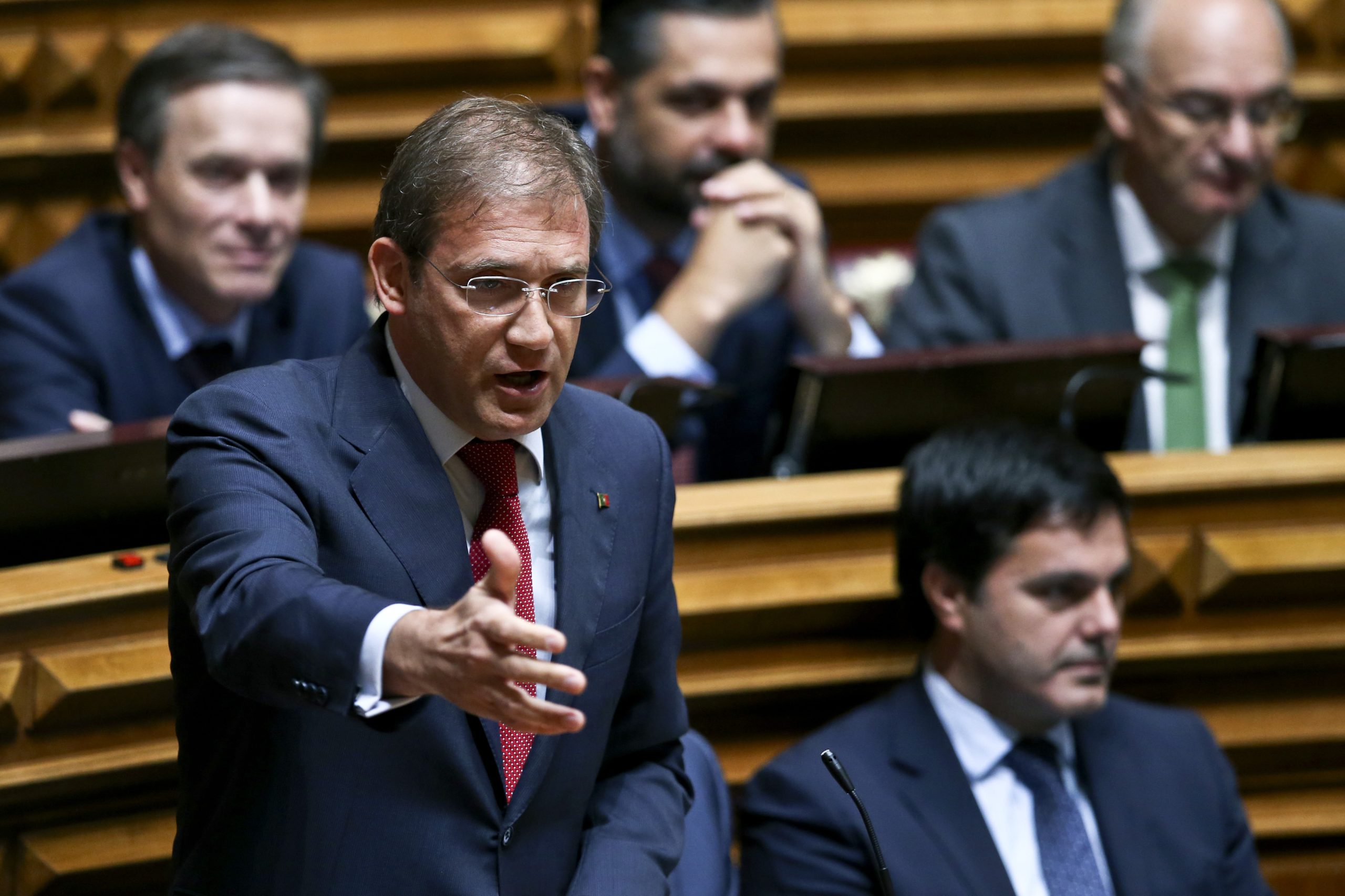 Passos Coelho acusa Governo de “embuste” por  tornar austeridade permanente