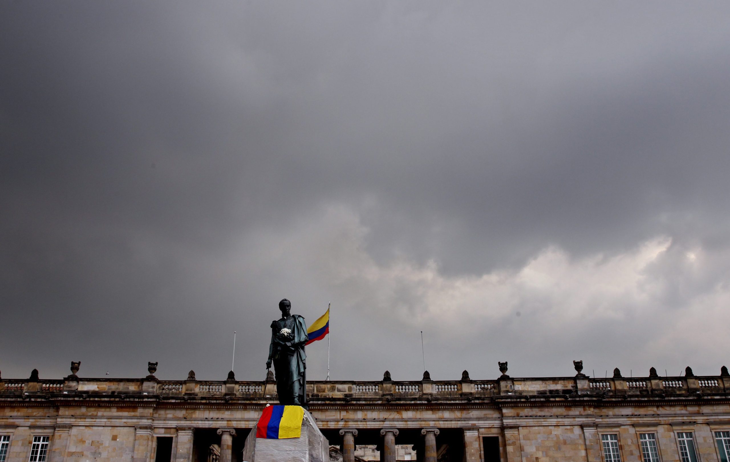 Roubada parte da espada da estátua de Simón Bolívar no centro de Bogotá