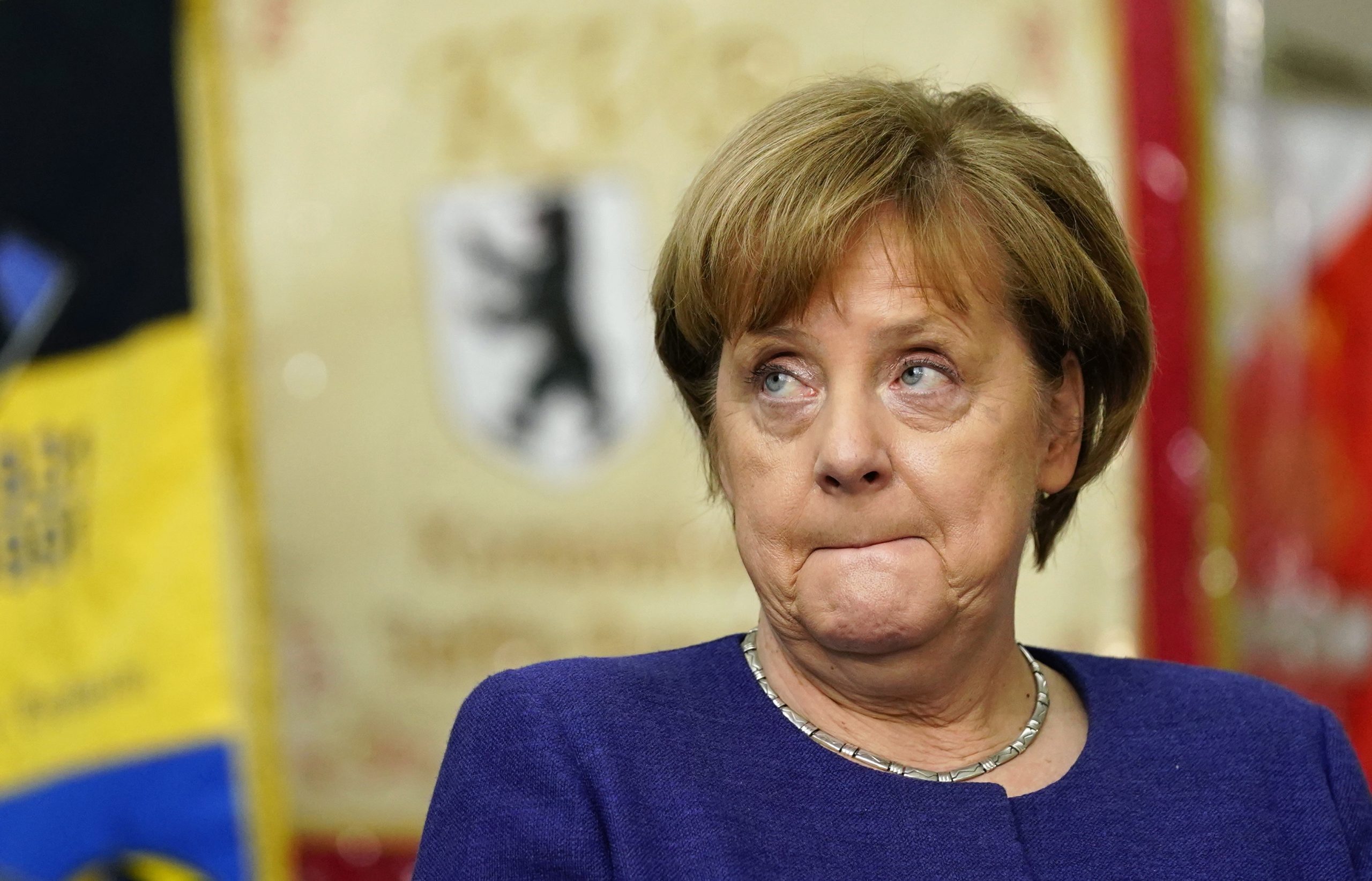 Merkel declarou solidariedade com Junker, visado por campanha de governo húngaro