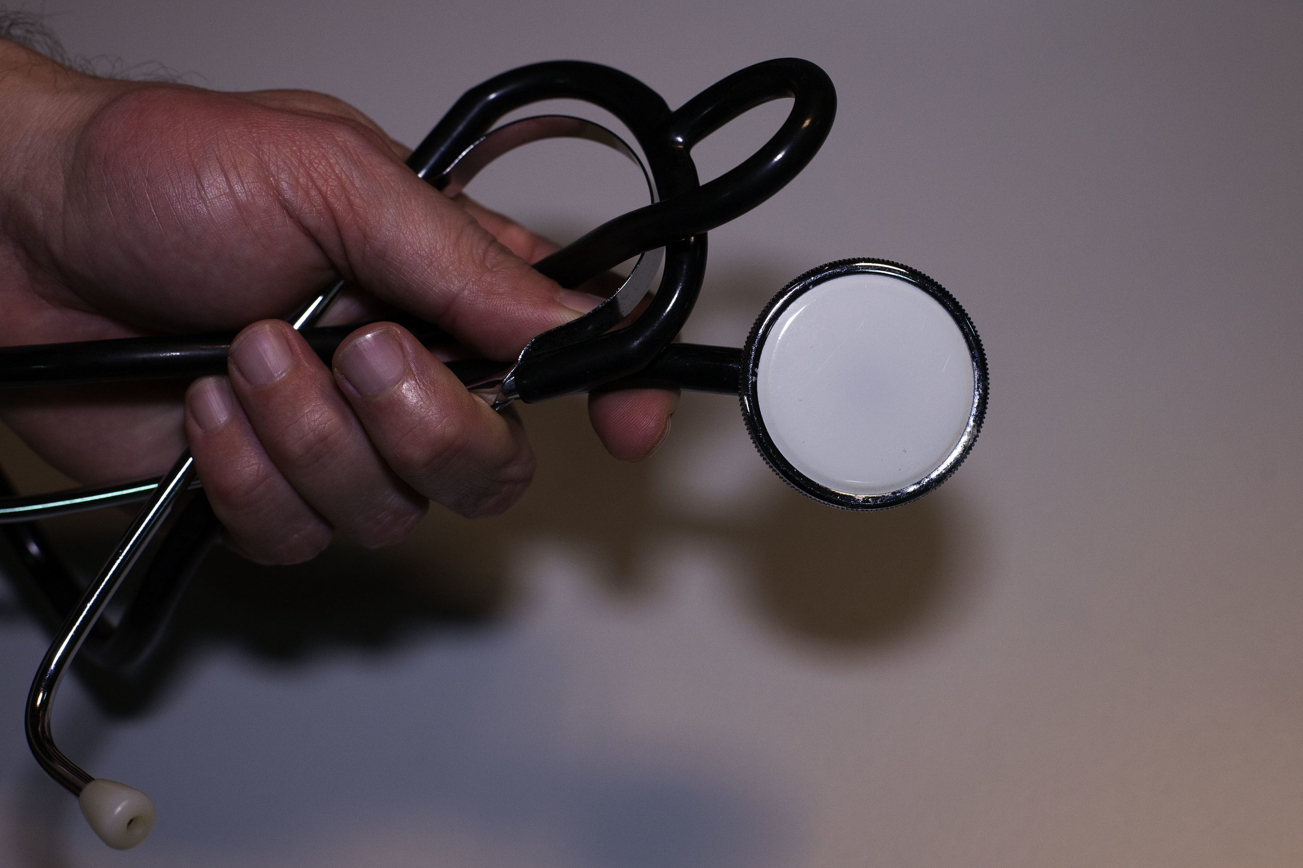 Governo propõe aumento salarial de 917,10 euros para médicos especialistas de hospitais