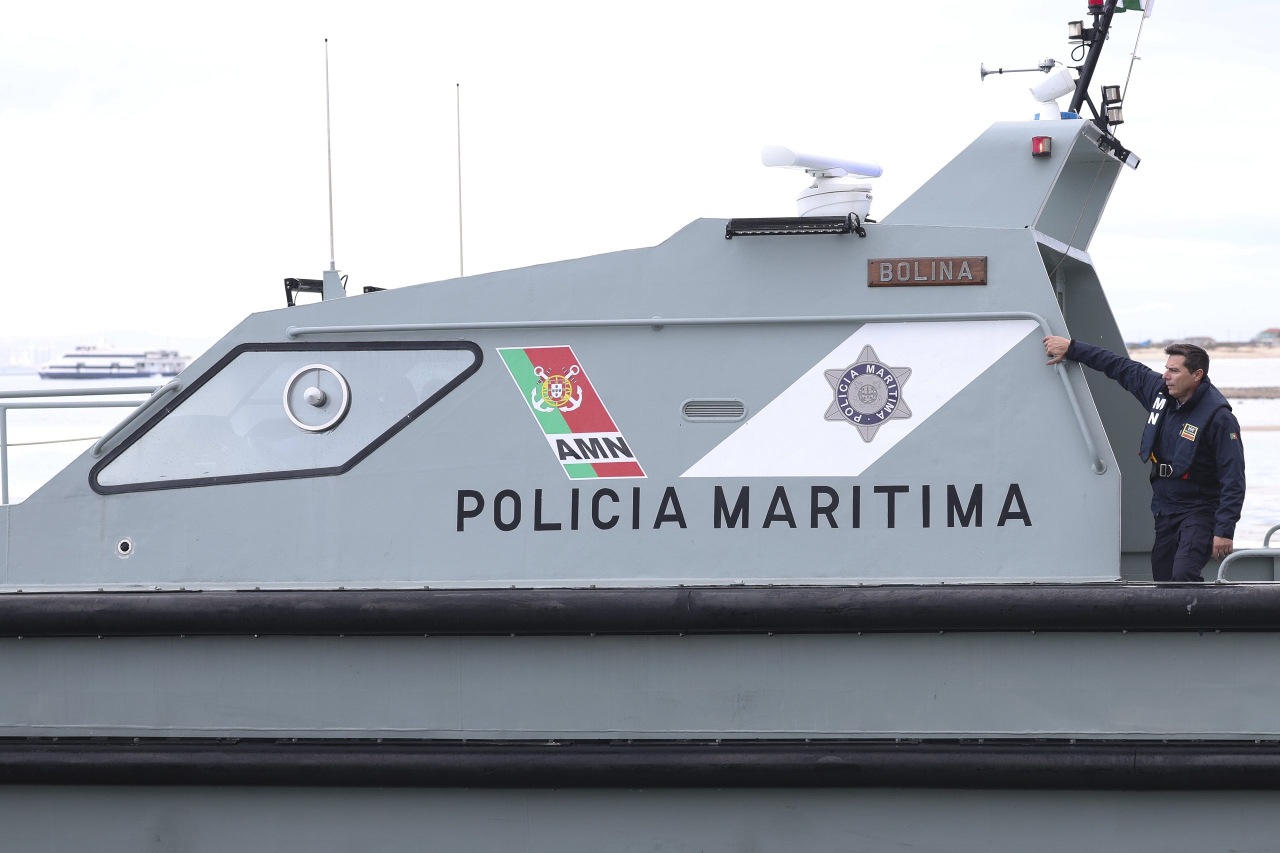 Polícia Marítima portuguesa intercetou uma embarcação com 59 imigrantes a sul de Creta