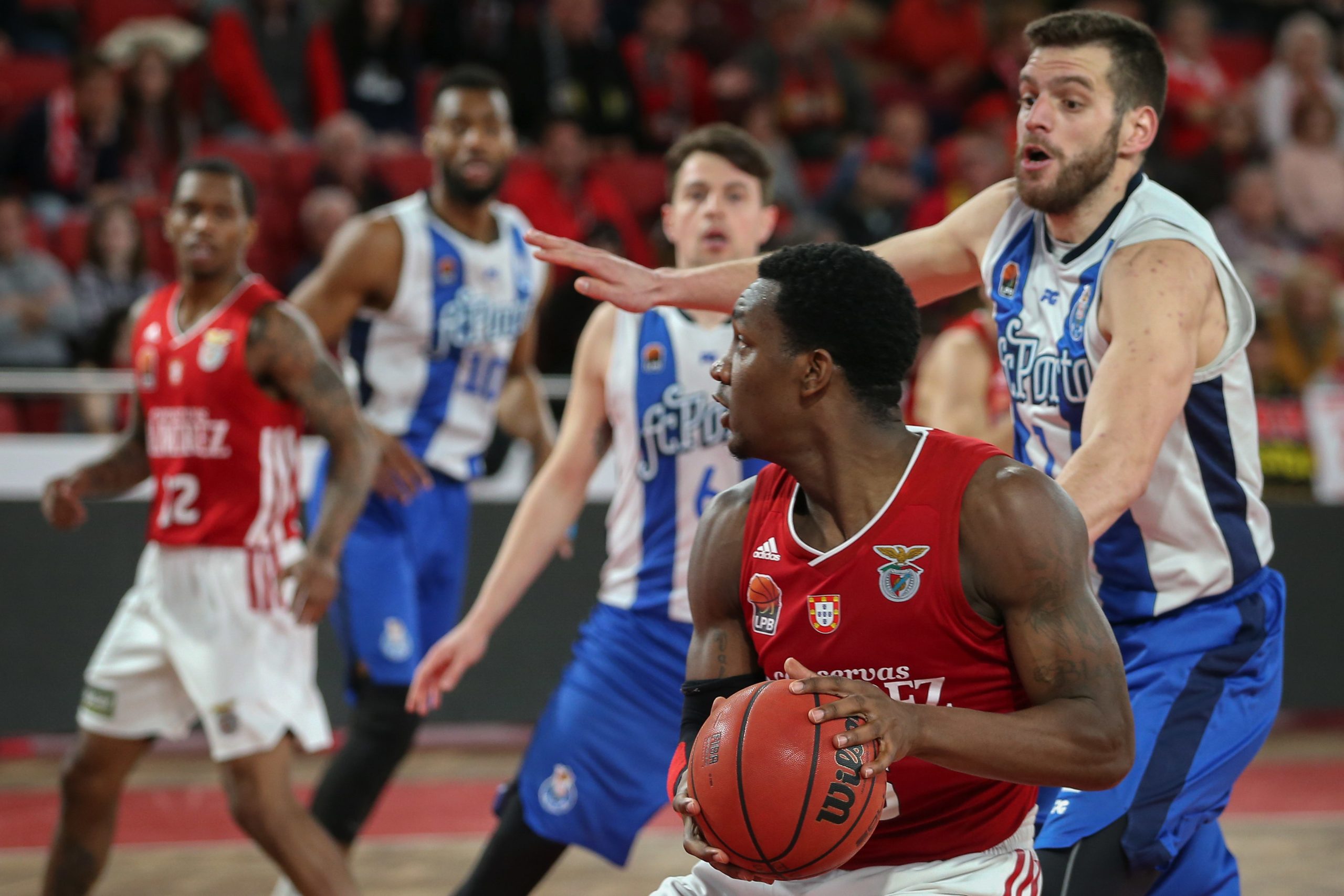 FC Porto bate Benfica e ganha vantagem nas meias-finais do ‘play-off’ de basquetebol