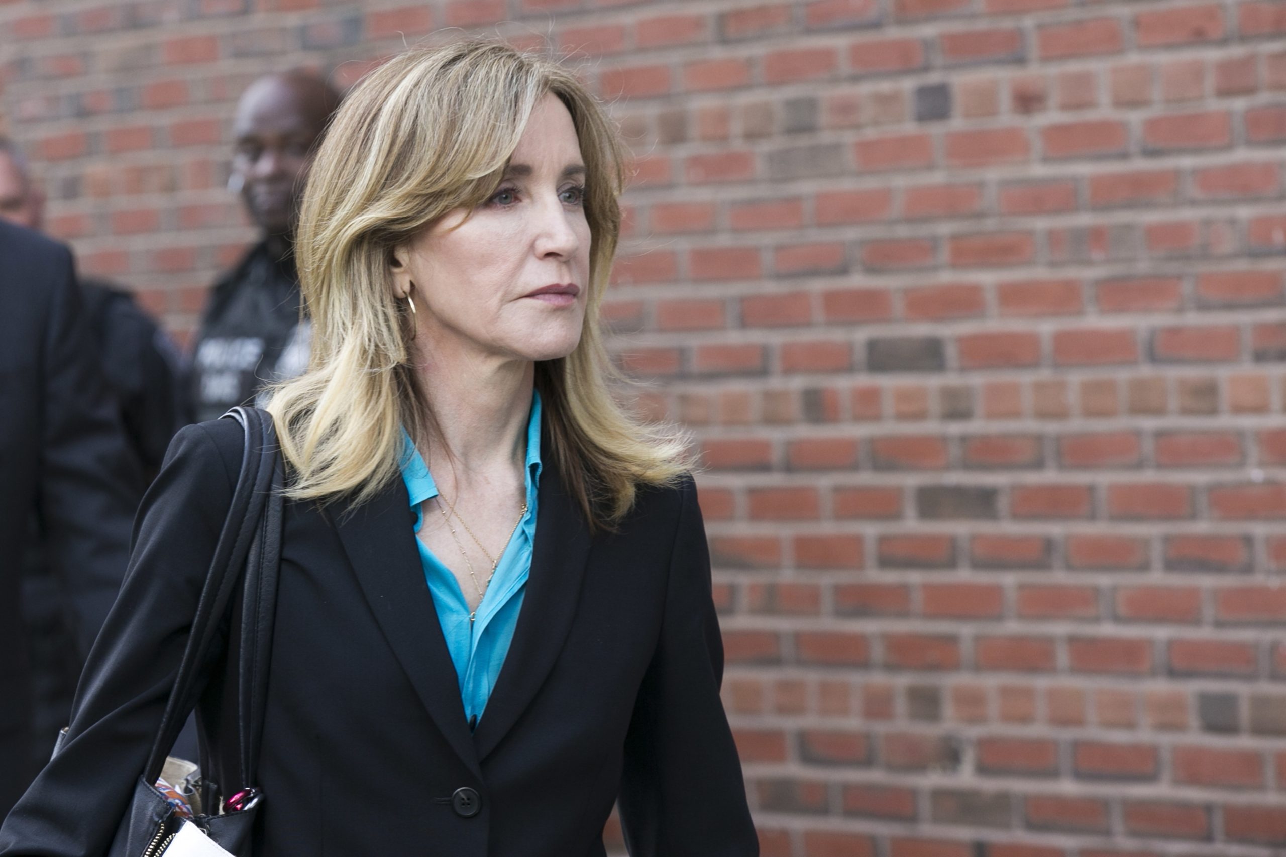 Atriz Felicity Huffman e outros pais confessam culpa em subornos para universidades