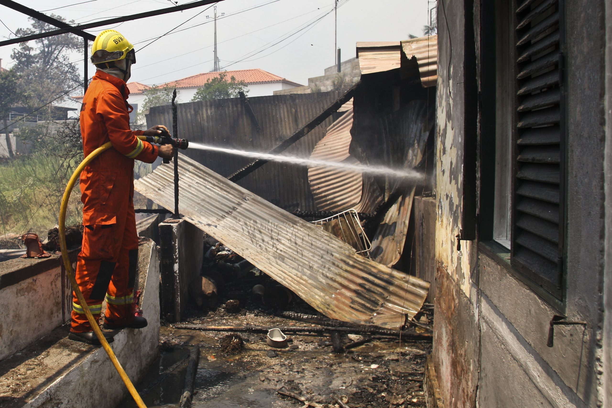 Mulher incendiou casa em Guimarães com filhos lá dentro por causa de conflito conjugal