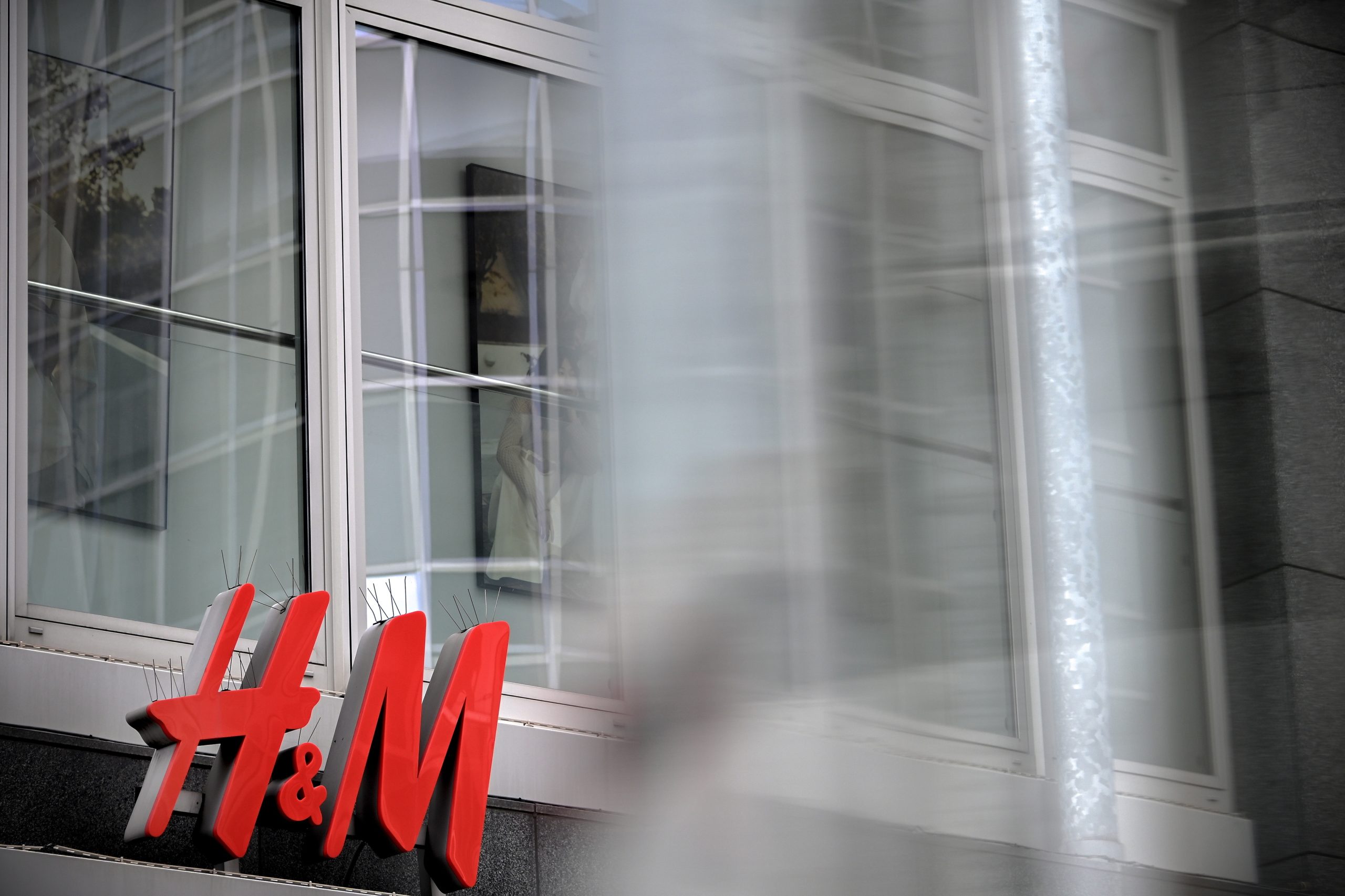 Lucro da H&M sobe 140% para 176 milhões de euros