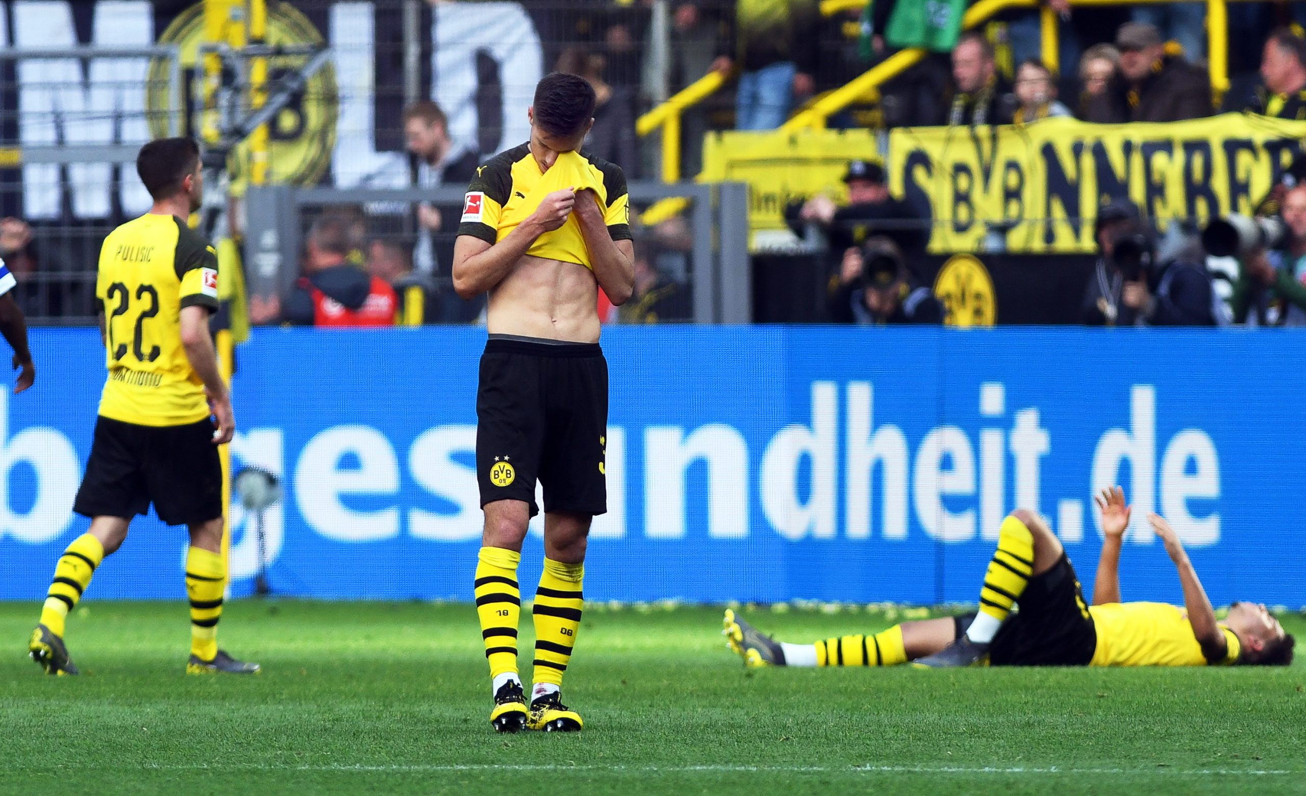 Bundesliga. Dortmund perde com Schalke 04 e deixa Bayern com ‘caminho’ aberto para o ‘hepta’