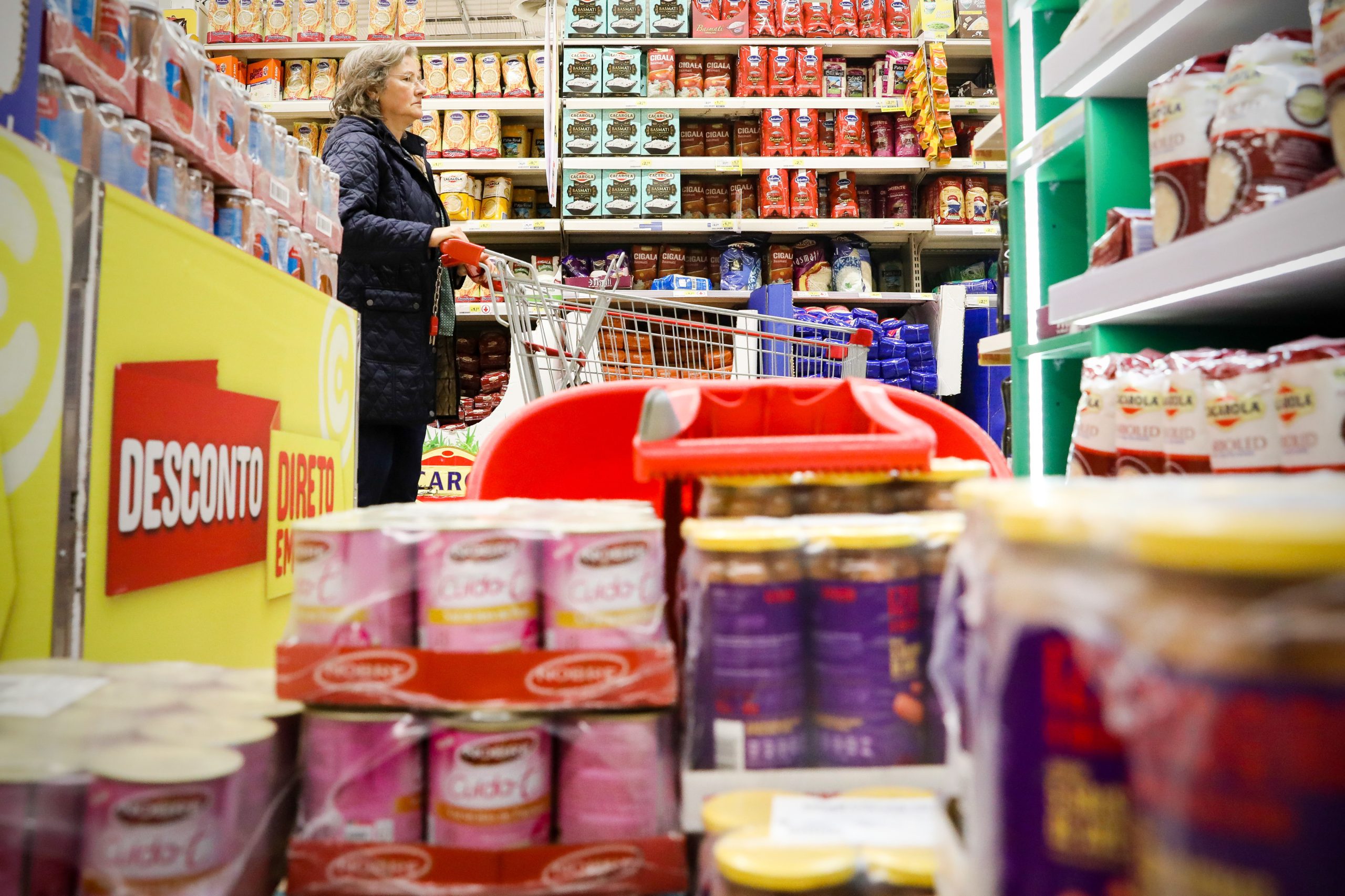 Covid-19: Hiper e supermercados sem ruturas mas pessoas devem comprar apenas o necessário