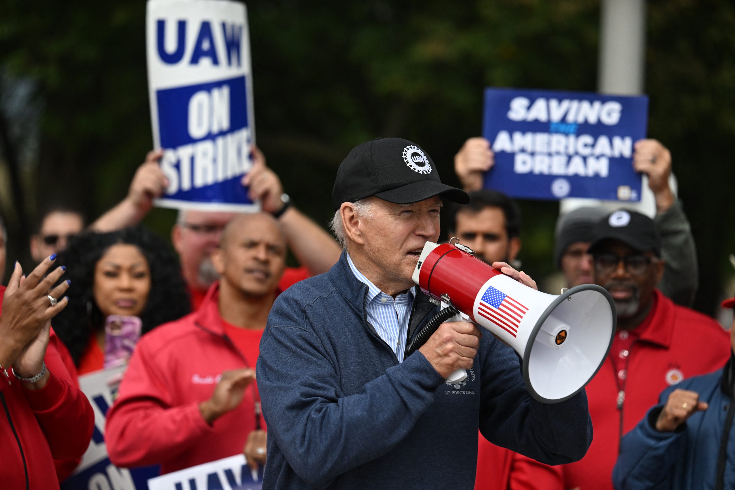 Biden faz história e junta-se a piquete de greve do setor automóvel em Detroit