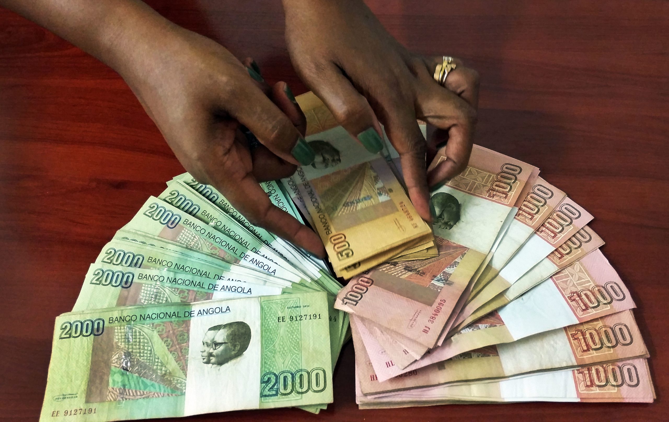 Angola coloca 74,5 milhões no mercado e kwanza mantém depreciação face ao euro
