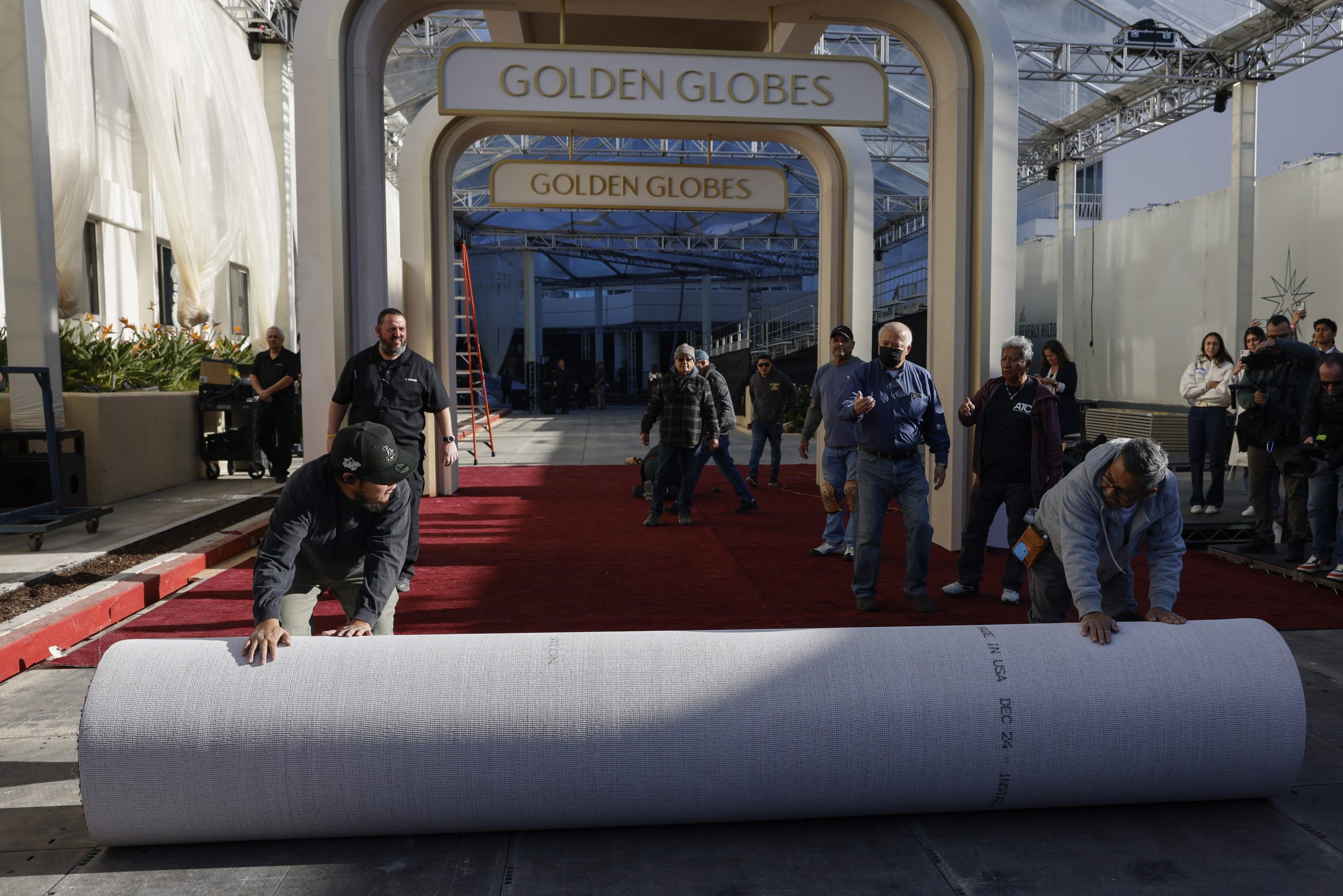Elton John, Demi Moore e Salma Hayek entre os apresentadores dos Globos de Ouro