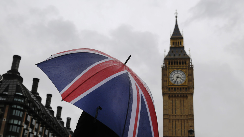 Polícias feridos em Londres em confrontos com manifestantes antivacinas
