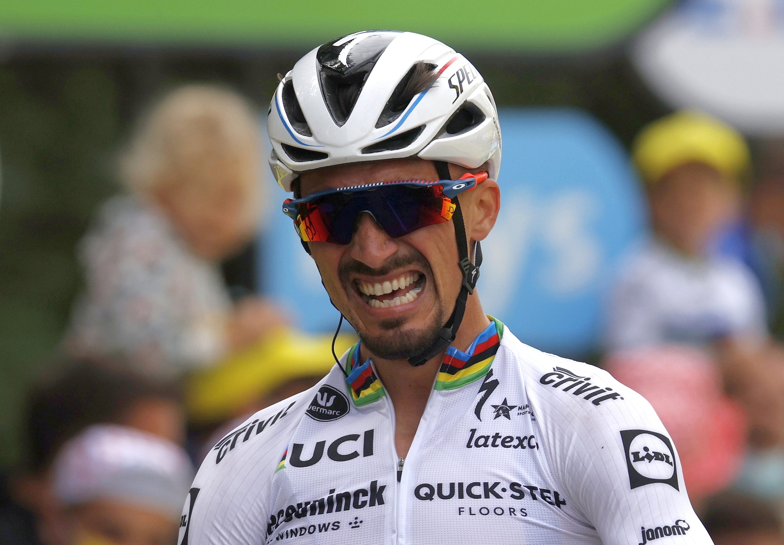 Tour: Alaphilippe vence etapa em dia marcada por duas grandes quedas — uma foi provocada por um cartaz