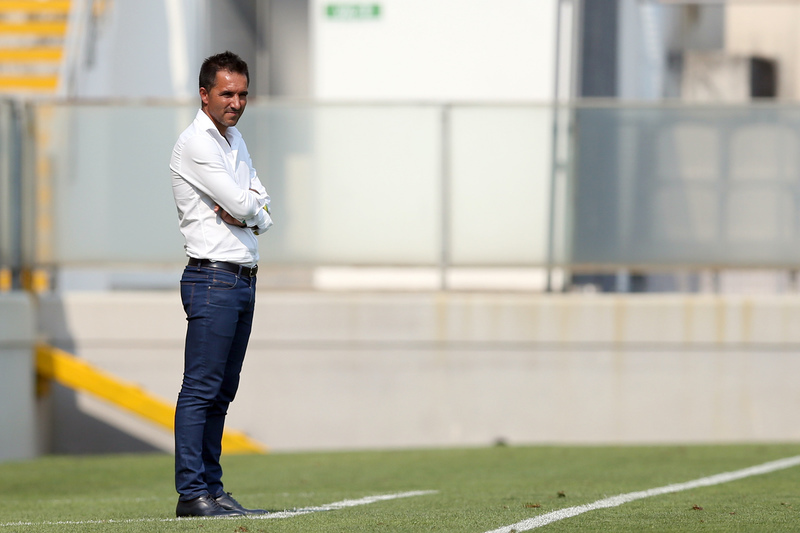 Académica rescinde contrato com treinador Carlos Pinto