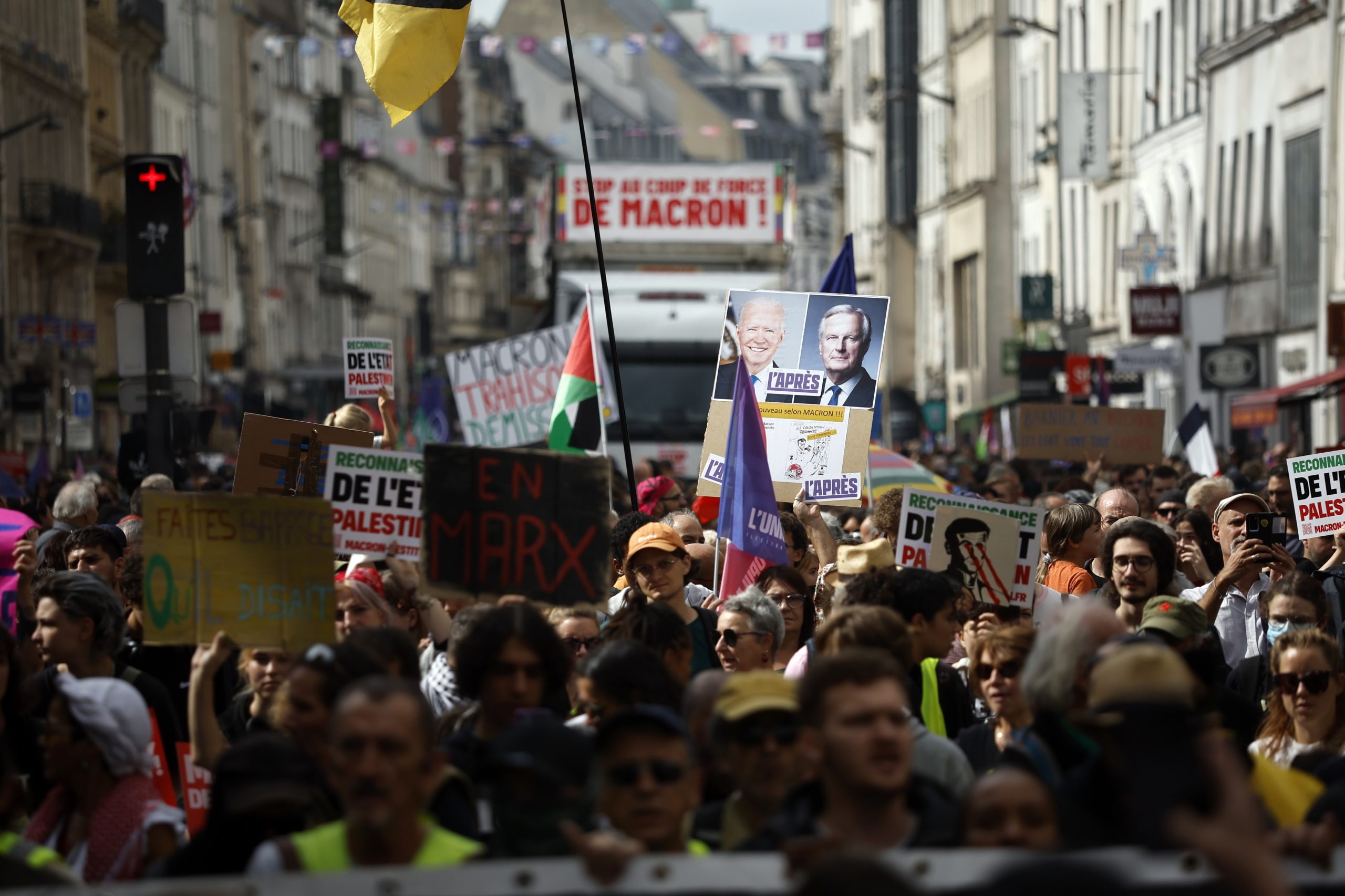 Milhares de franceses foram para as ruas manifestarem-se contra Macron e o novo primeiro-ministro