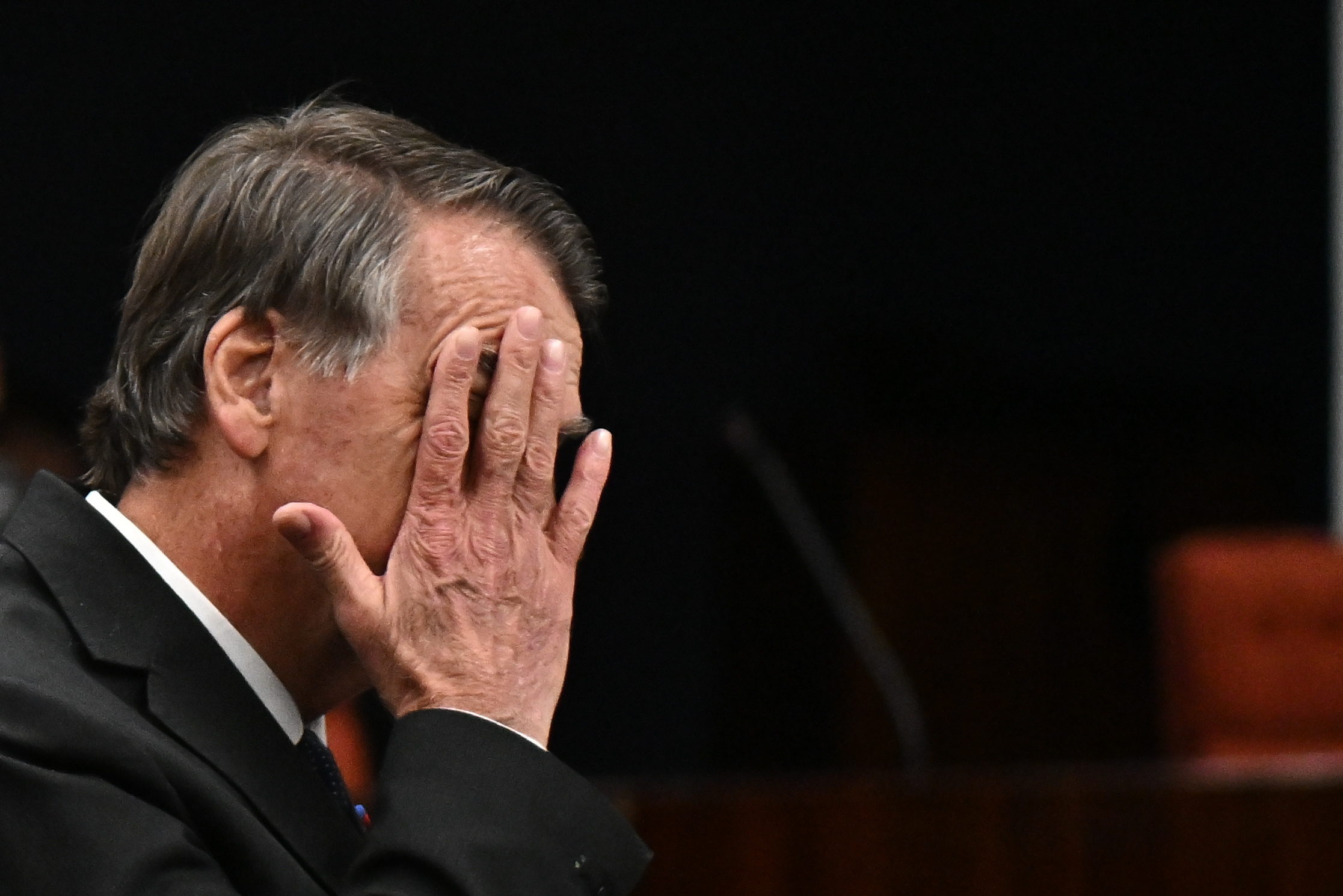 Jair Bolsonaro sofre acidente na prisão