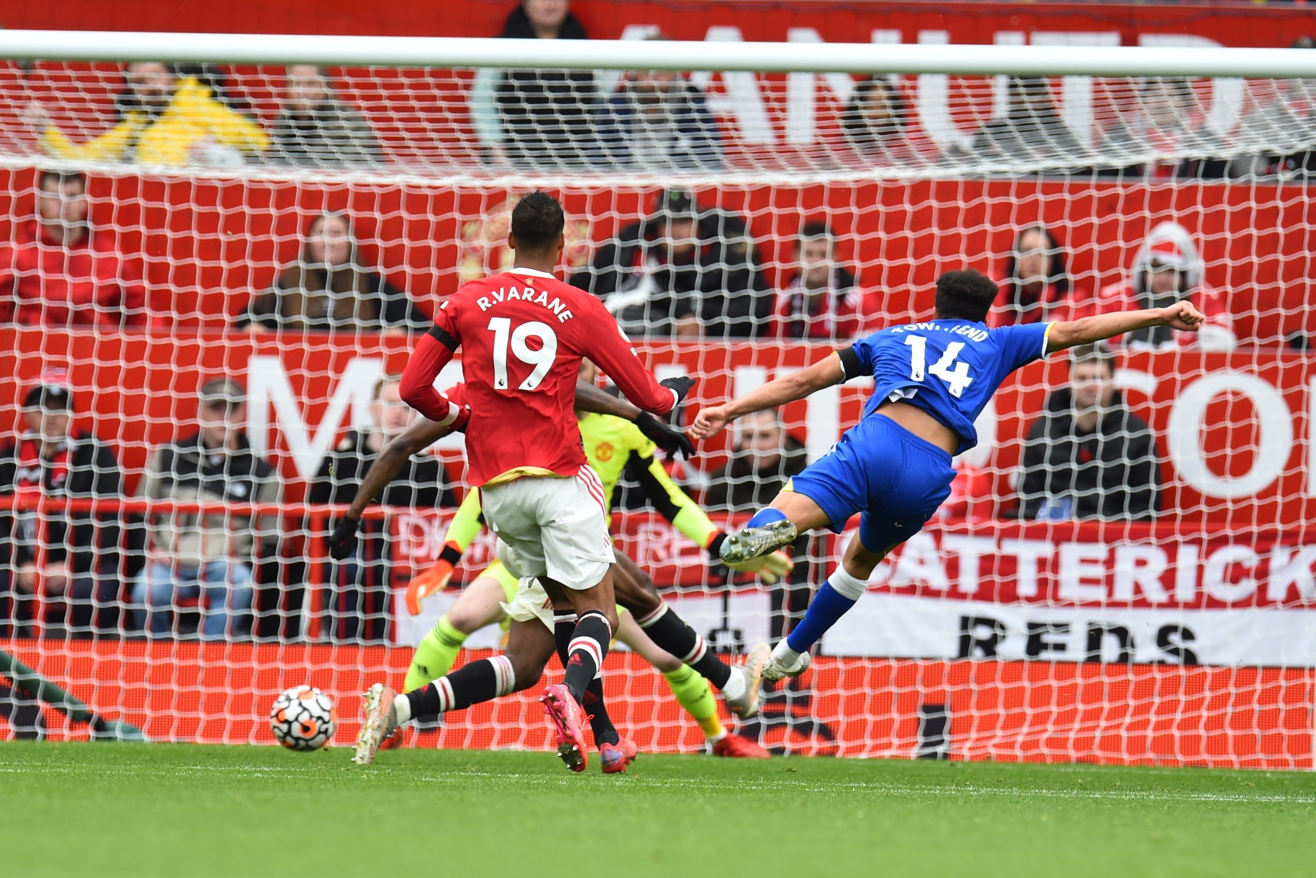 Ronaldo começou no banco, entrou, mas Man Utd consente empate em Old Trafford frente ao Everton